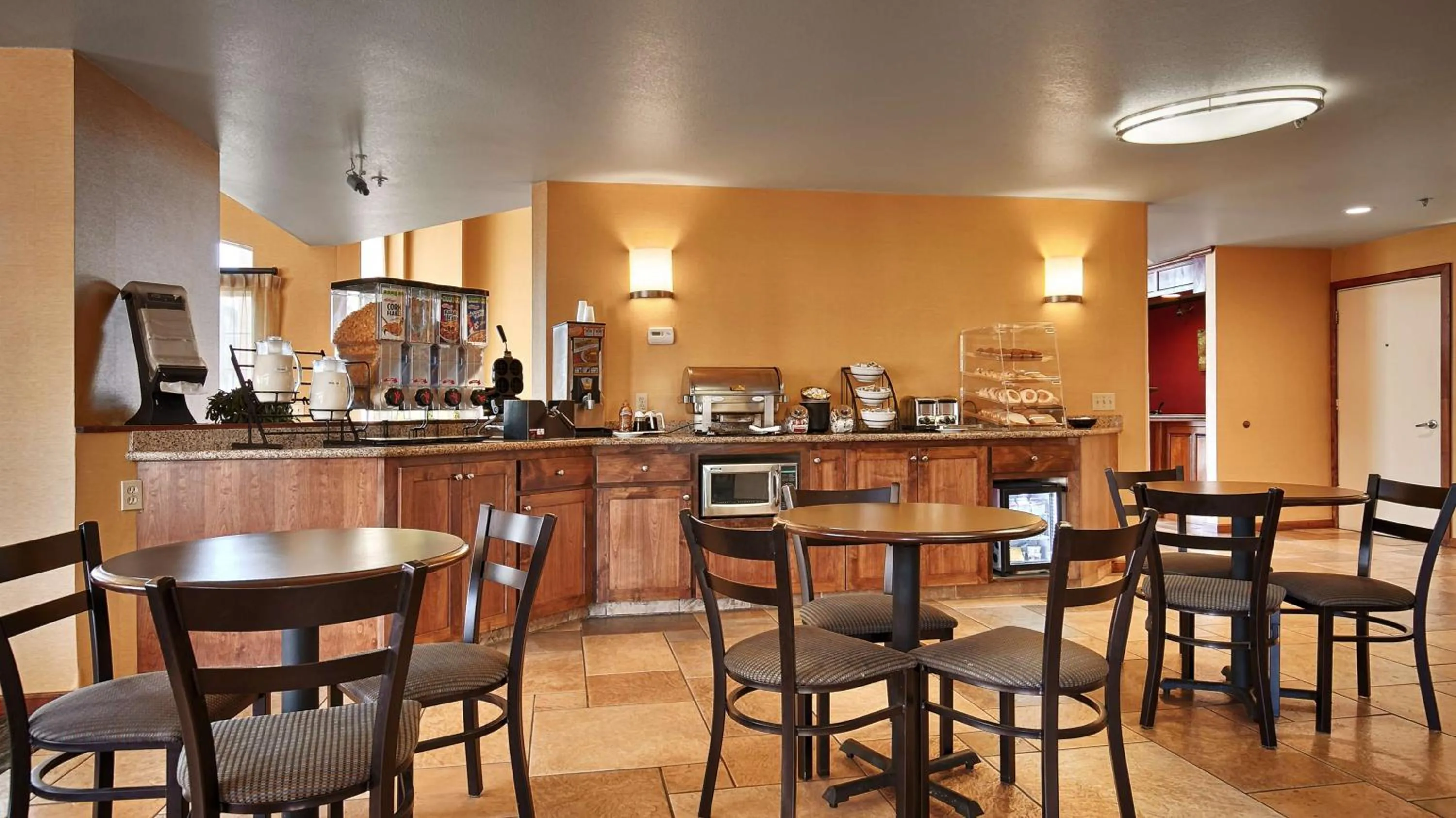 Restaurant/places to eat in Best Western Palm Court Inn