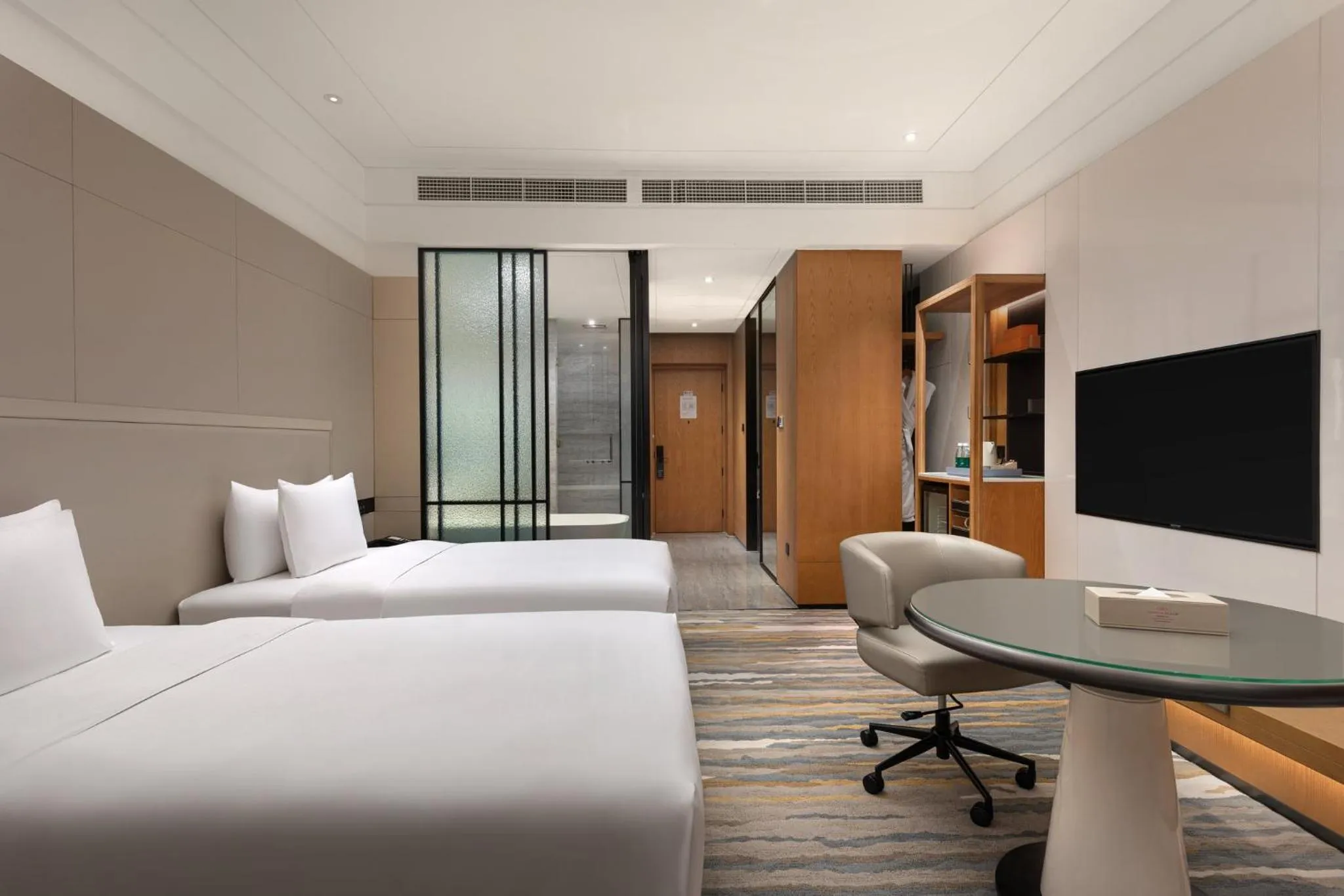 Photo of the whole room, Bed in Crowne Plaza Shenzhen Nanshan by IHG