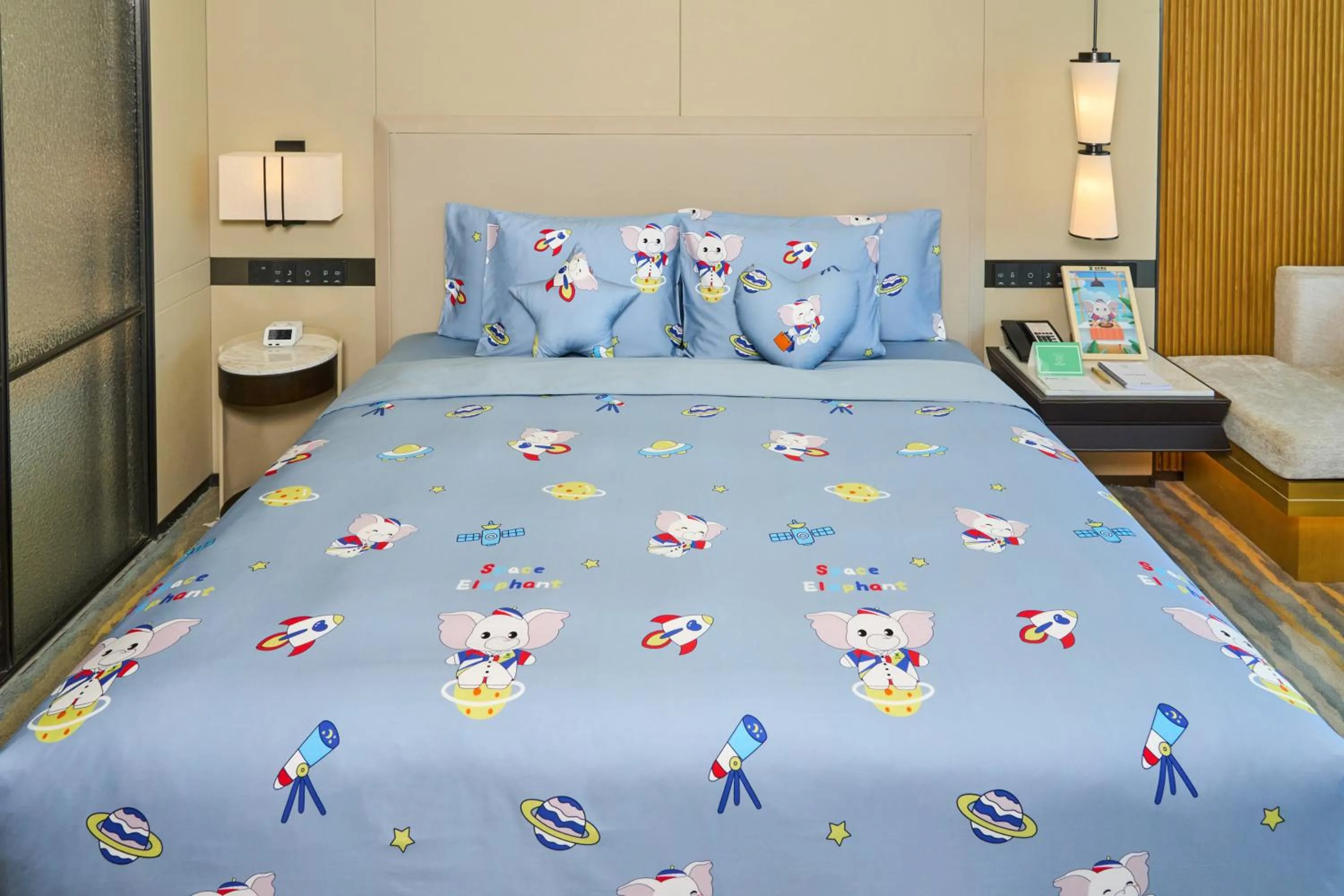 Photo of the whole room, Bed in Crowne Plaza Shenzhen Nanshan by IHG