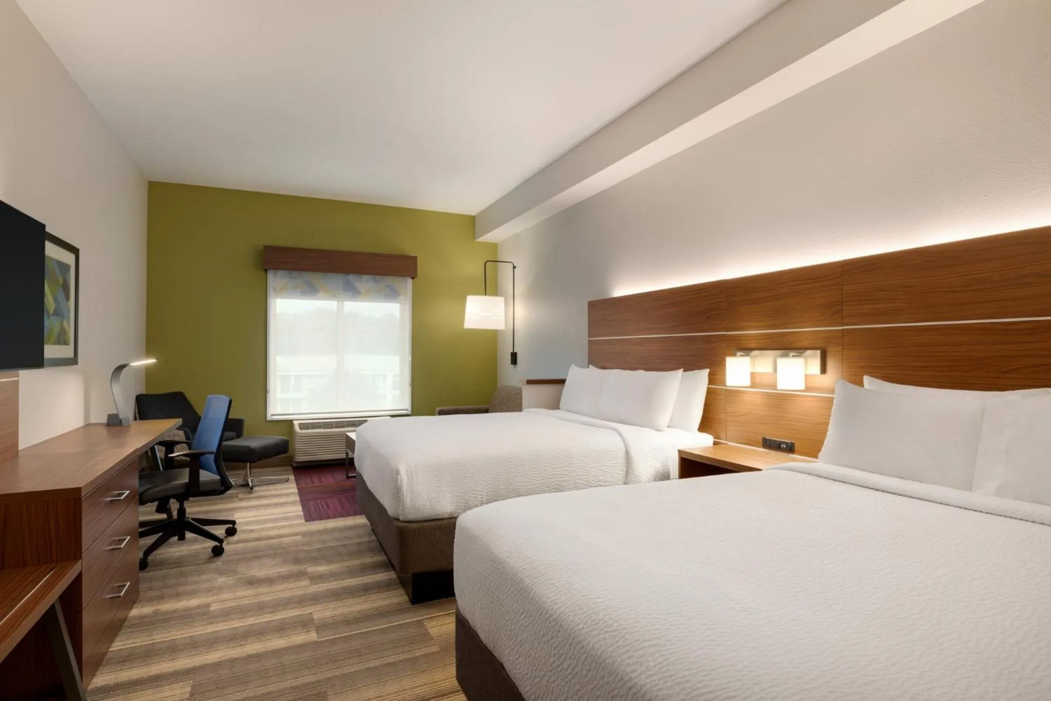 Photo of the whole room, Bed in Holiday Inn Express & Suites - Dalton - Walnut Ave by IHG