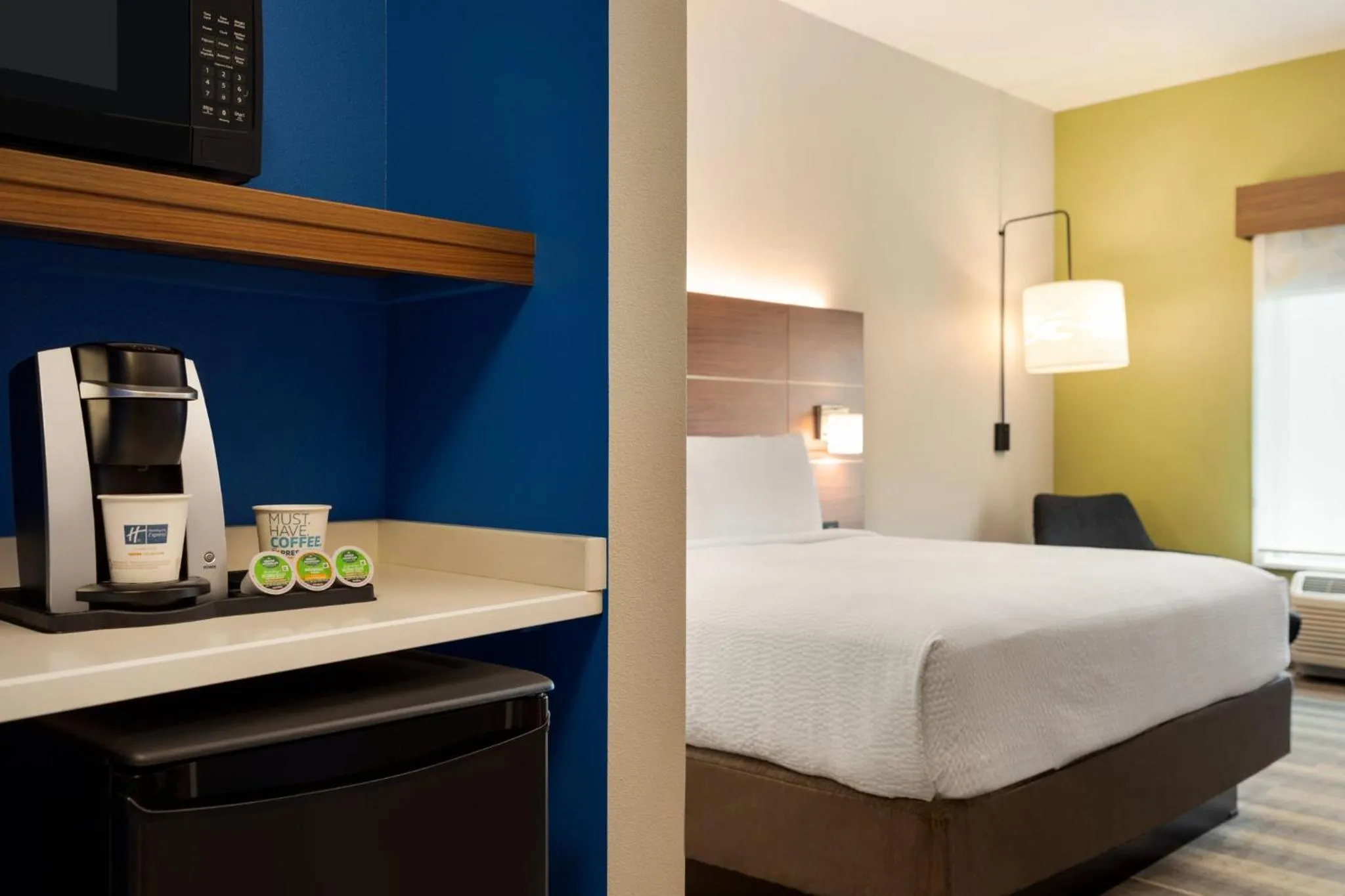 Photo of the whole room, Bed in Holiday Inn Express & Suites - Dalton - Walnut Ave by IHG