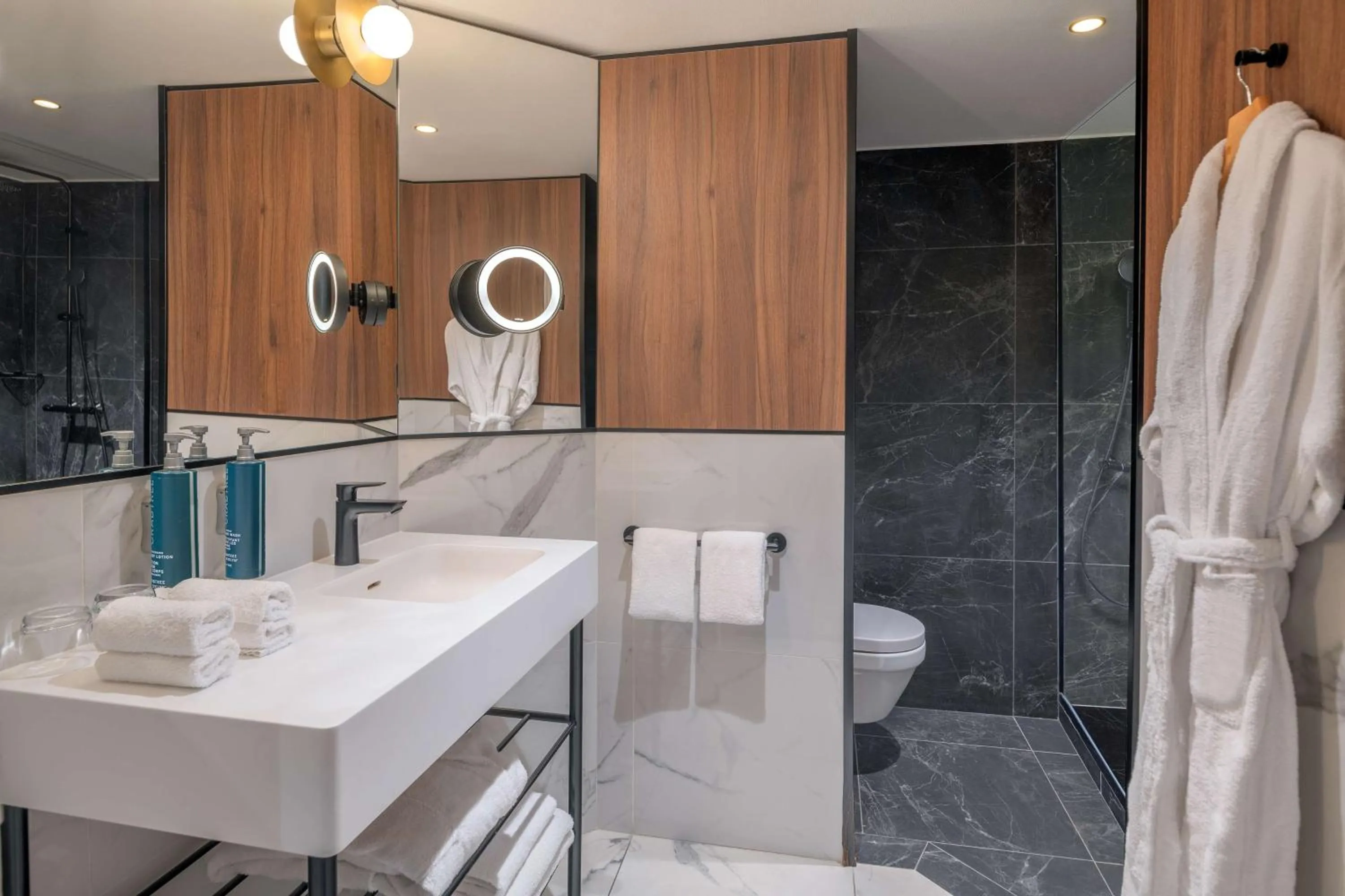 Bathroom in Hilton Paris La Défense