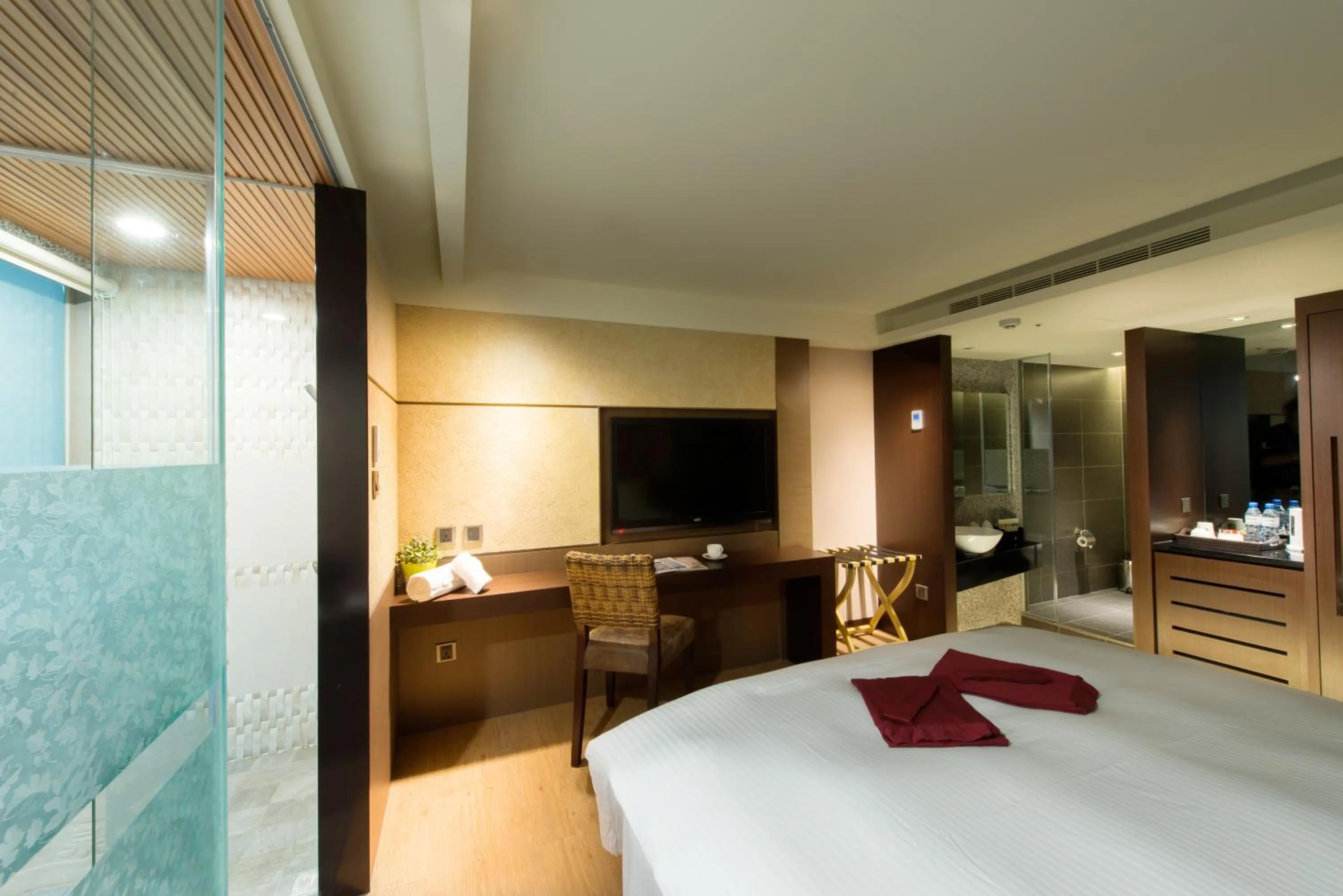 Photo of the whole room, Bed in Beitou Hot Spring Resort