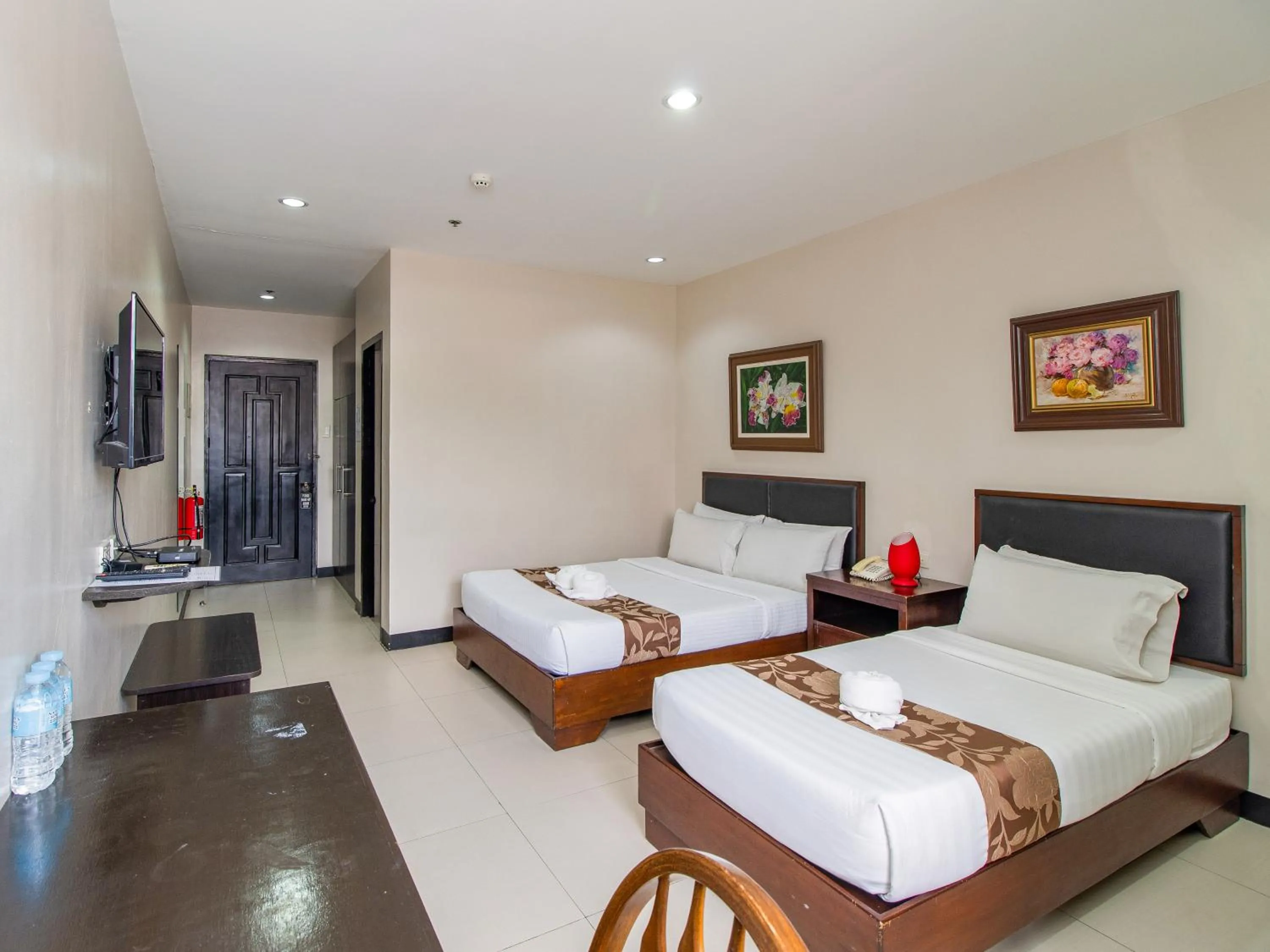 Bedroom, Bed in Main Hotel & Suites