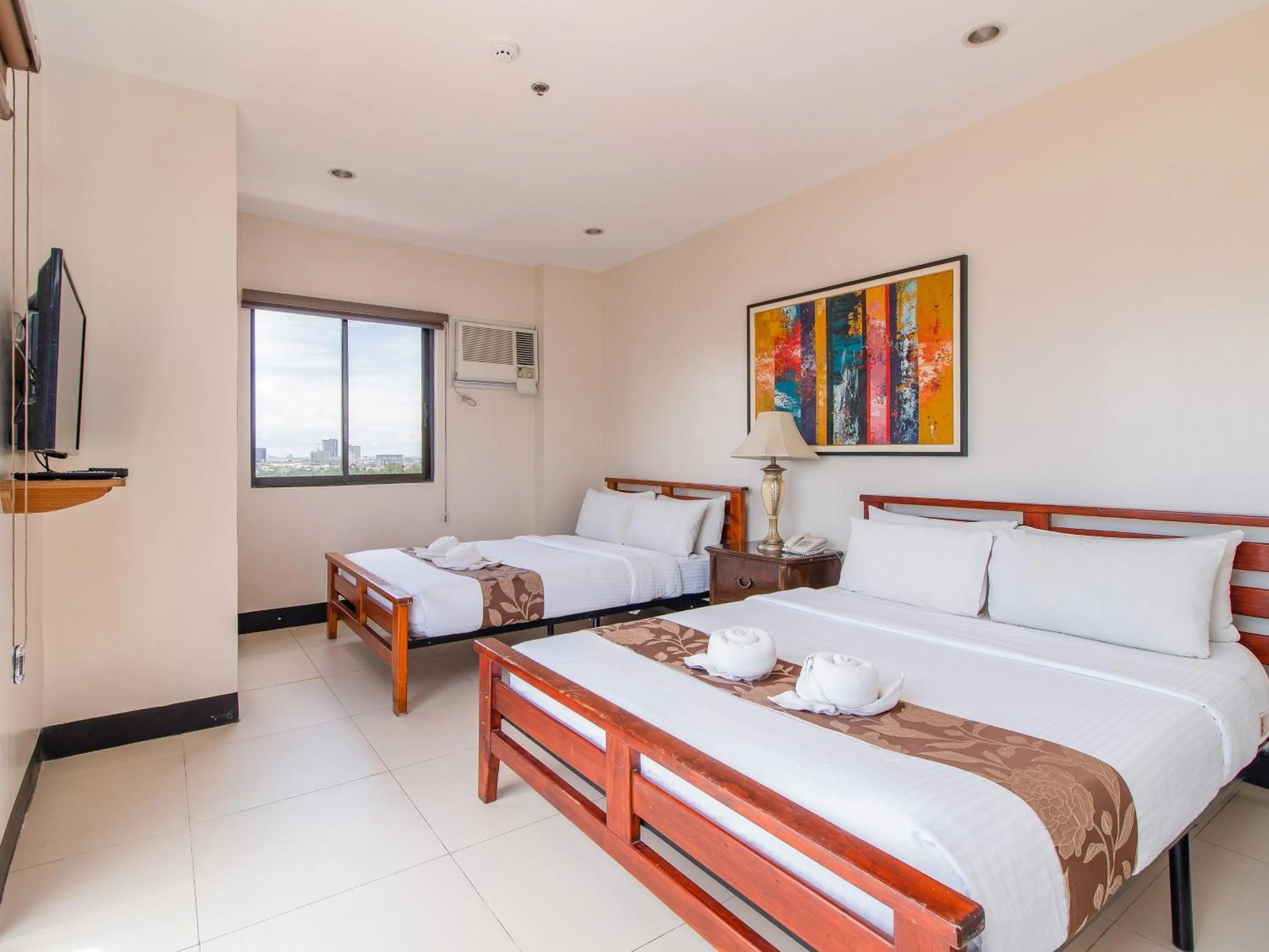 Bedroom, Bed in Main Hotel & Suites