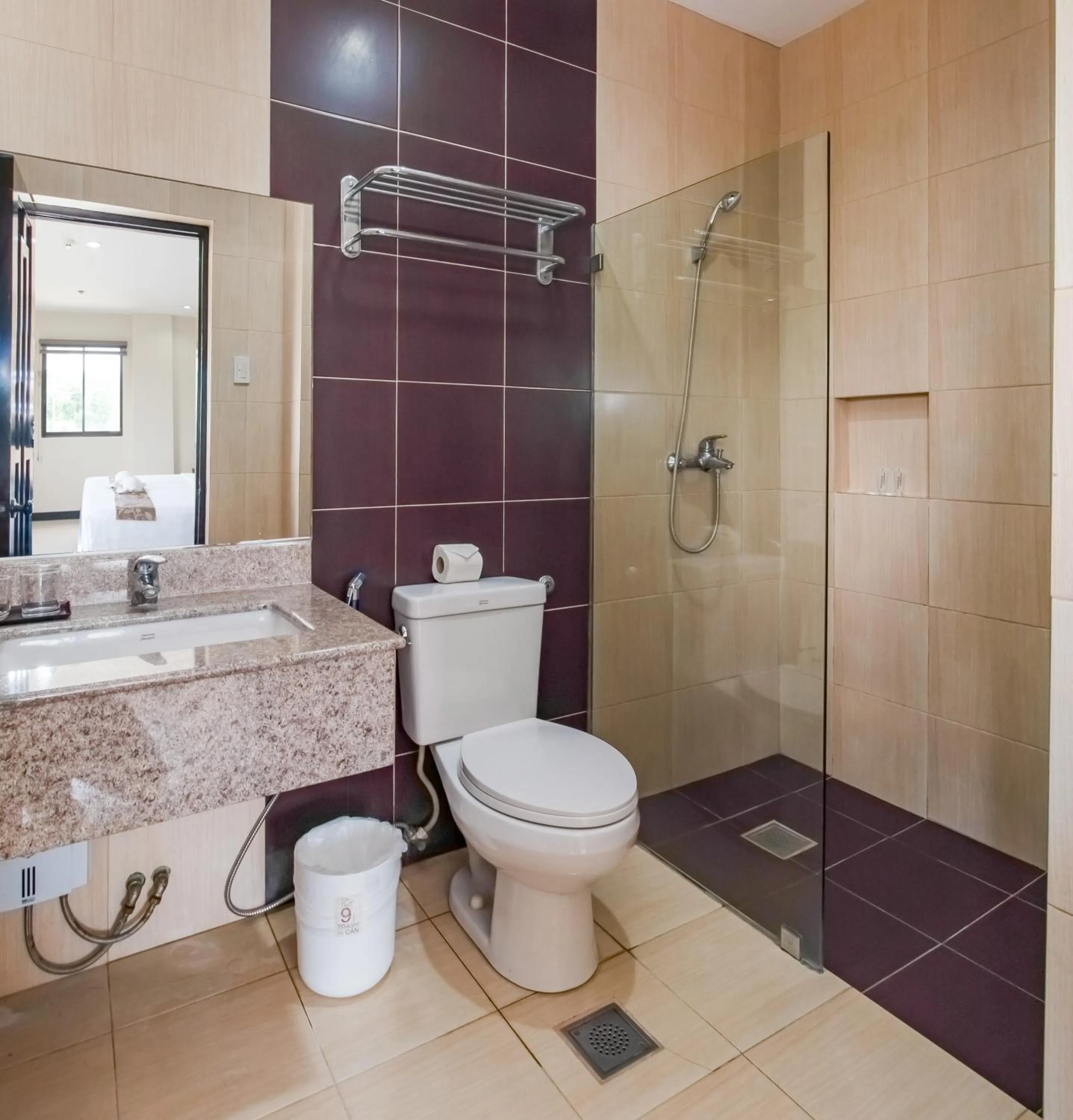 Bathroom in Main Hotel & Suites