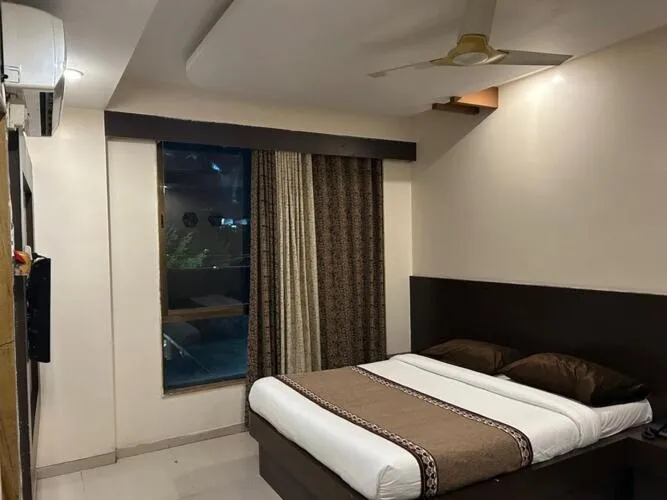 Bedroom, Bed in Hotel Krishna Sai Kutir