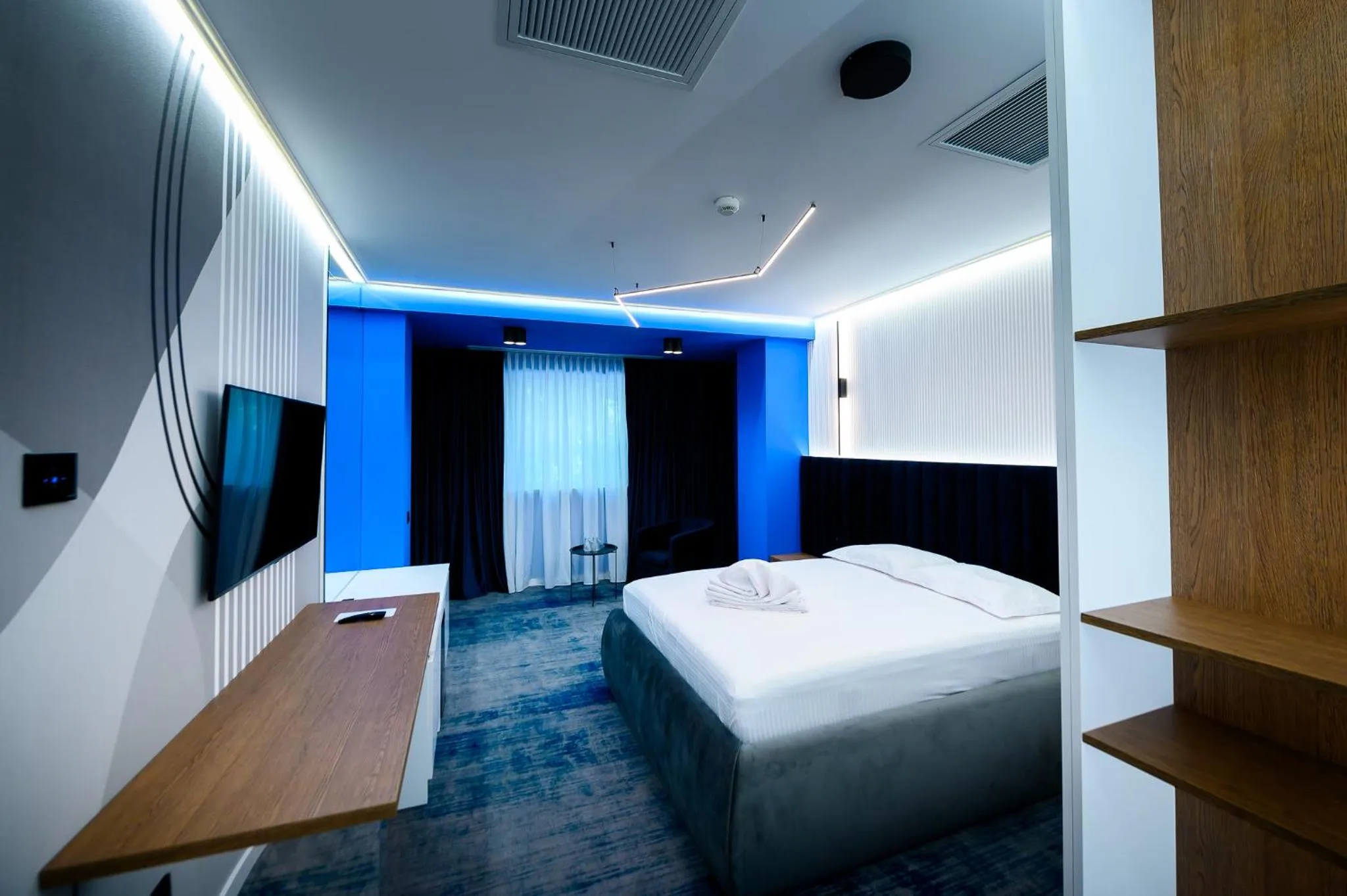 Communal lounge/ TV room, Bed in Hotel Bavaria