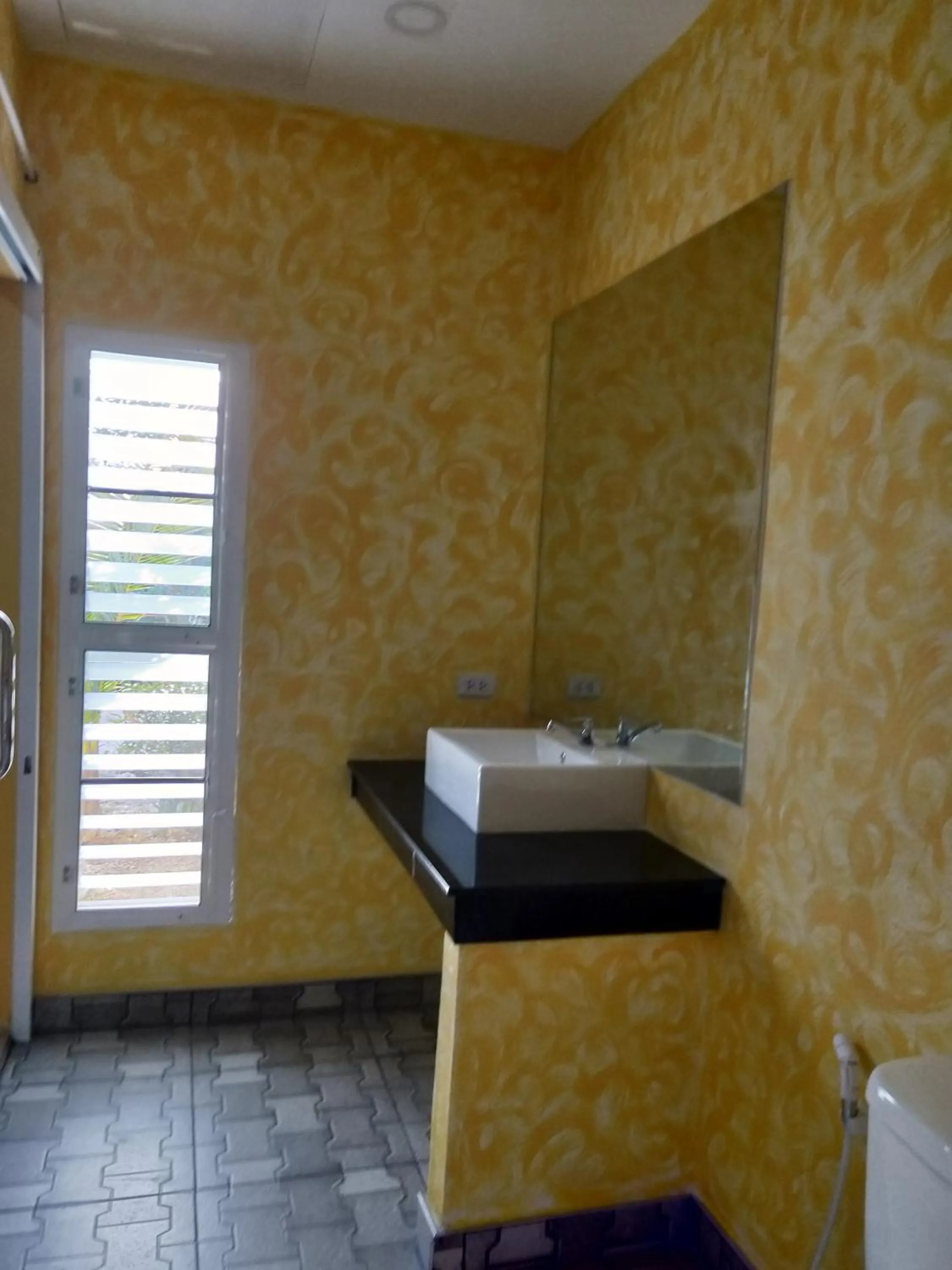 Ban Elephant Blanc Bungalow