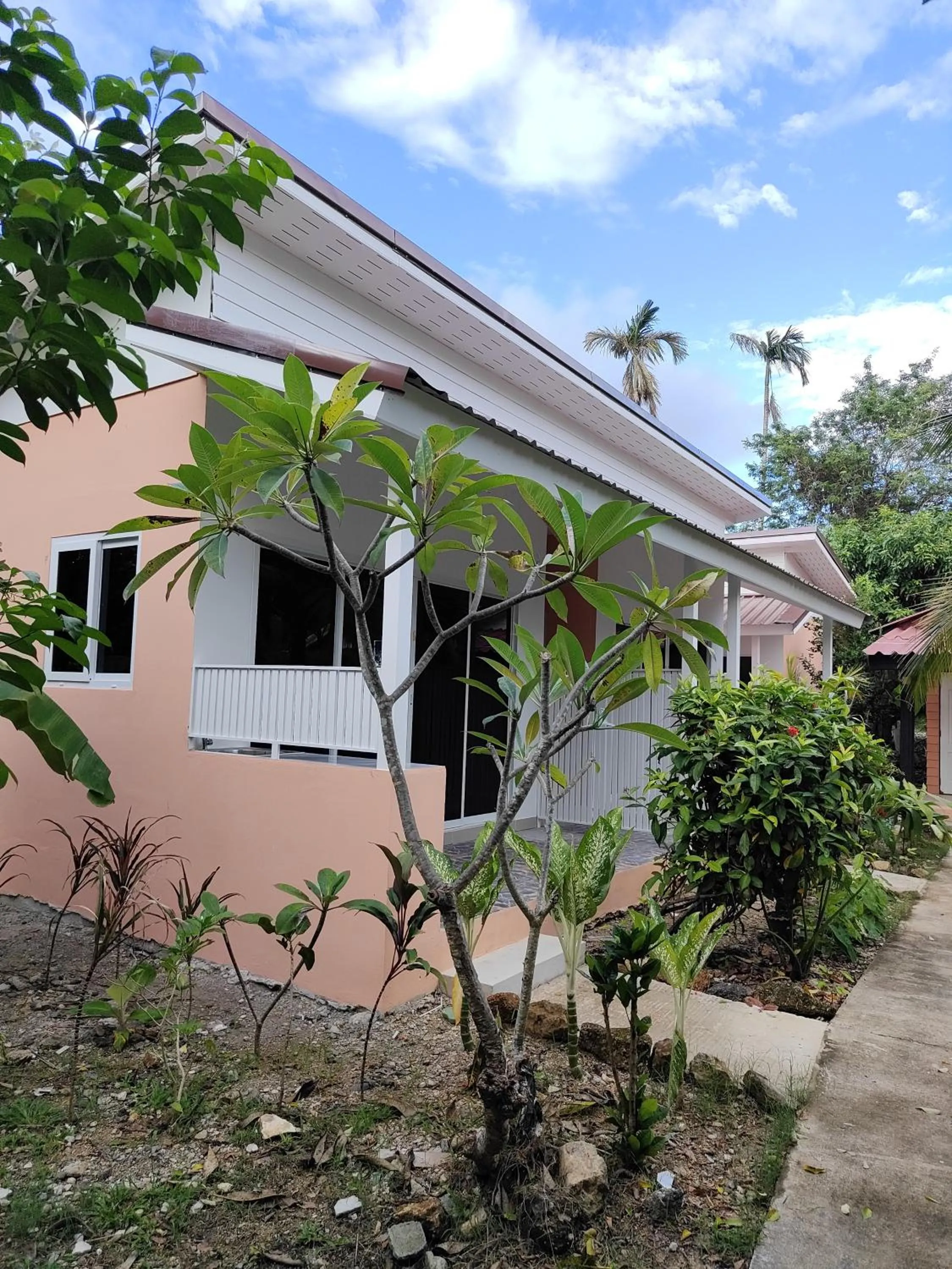 Ban Elephant Blanc Bungalow