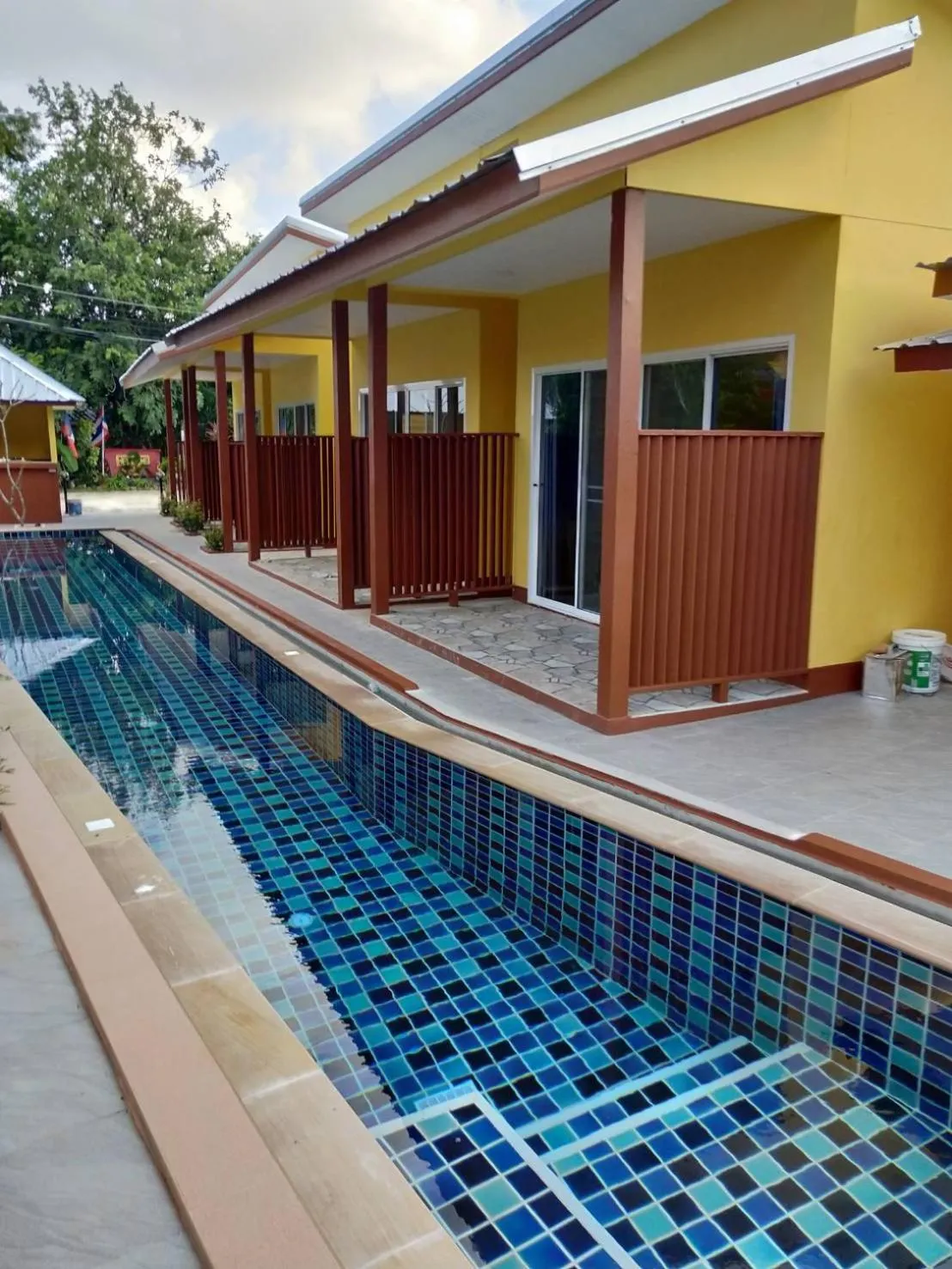 Ban Elephant Blanc Bungalow