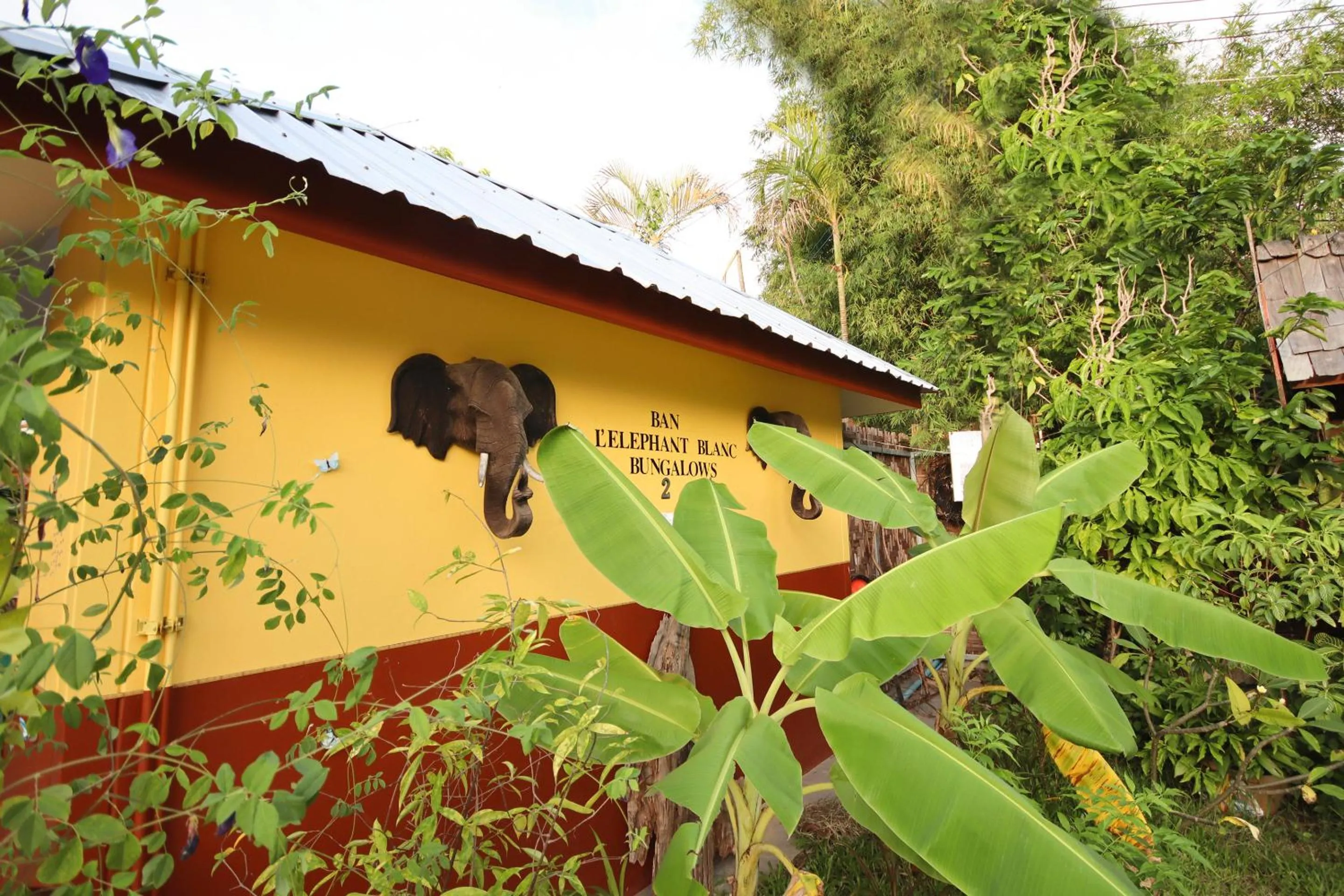 Facade/entrance in Ban Elephant Blanc Bungalow