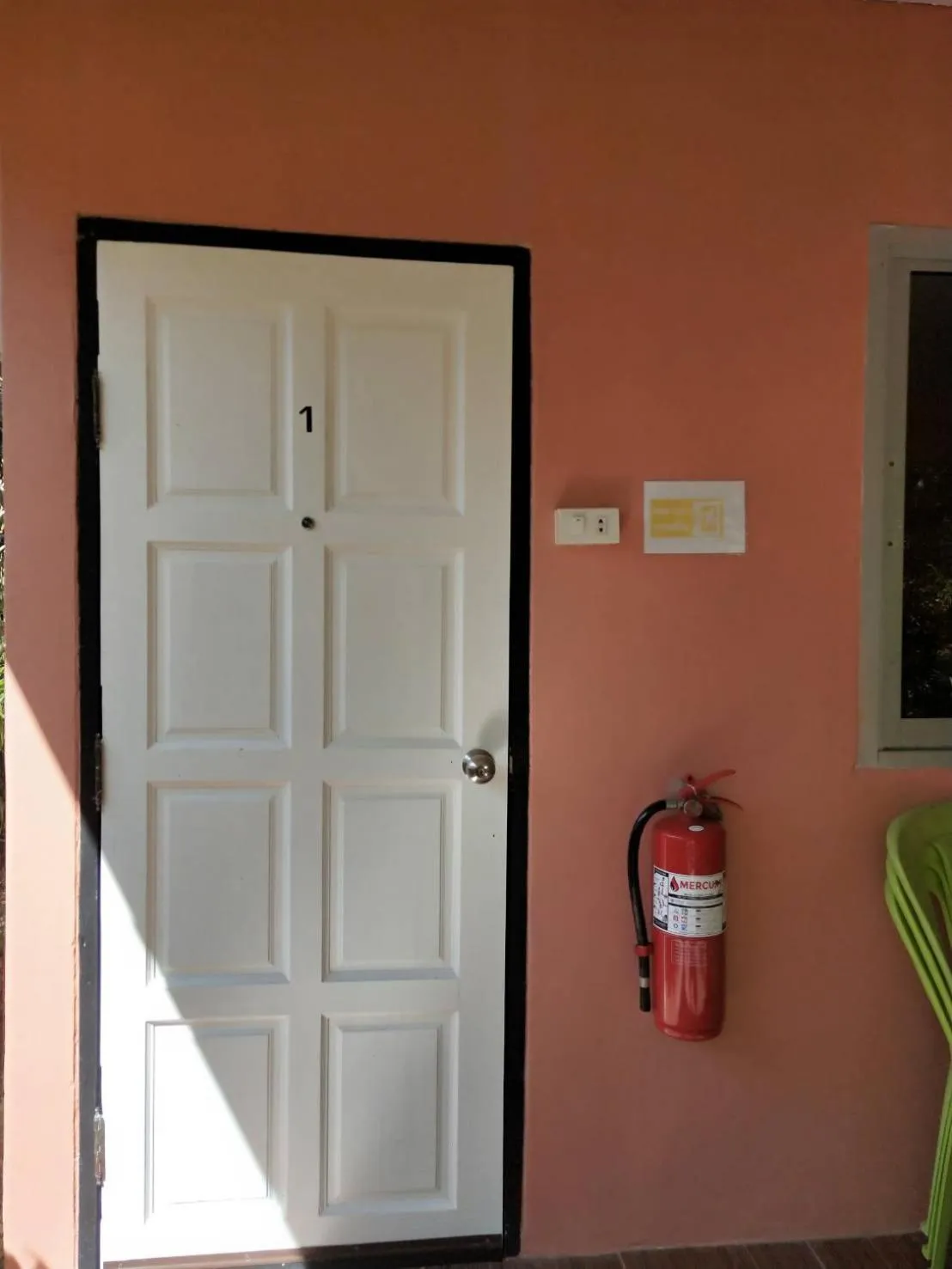 Ban Elephant Blanc Bungalow