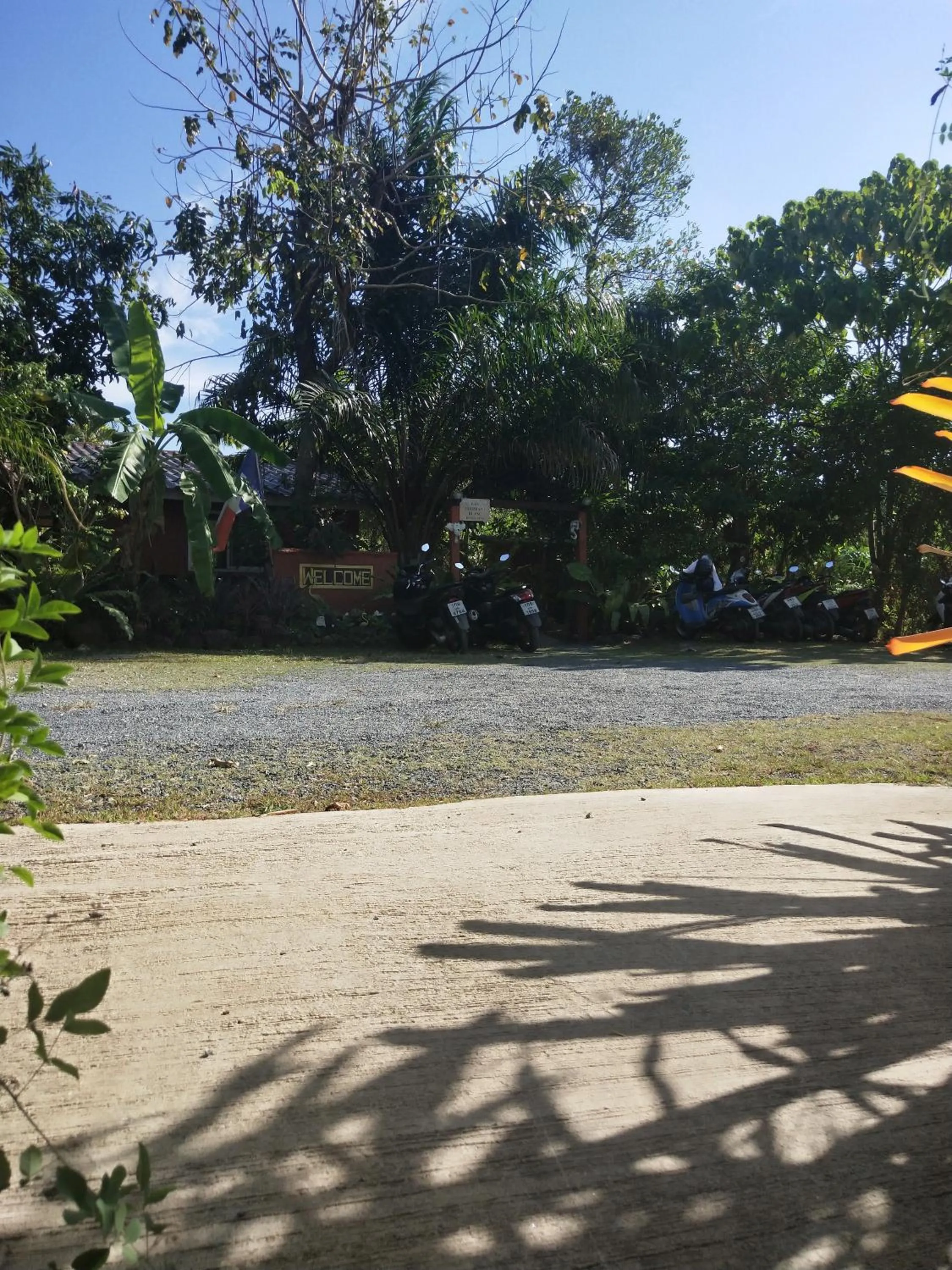 Ban Elephant Blanc Bungalow