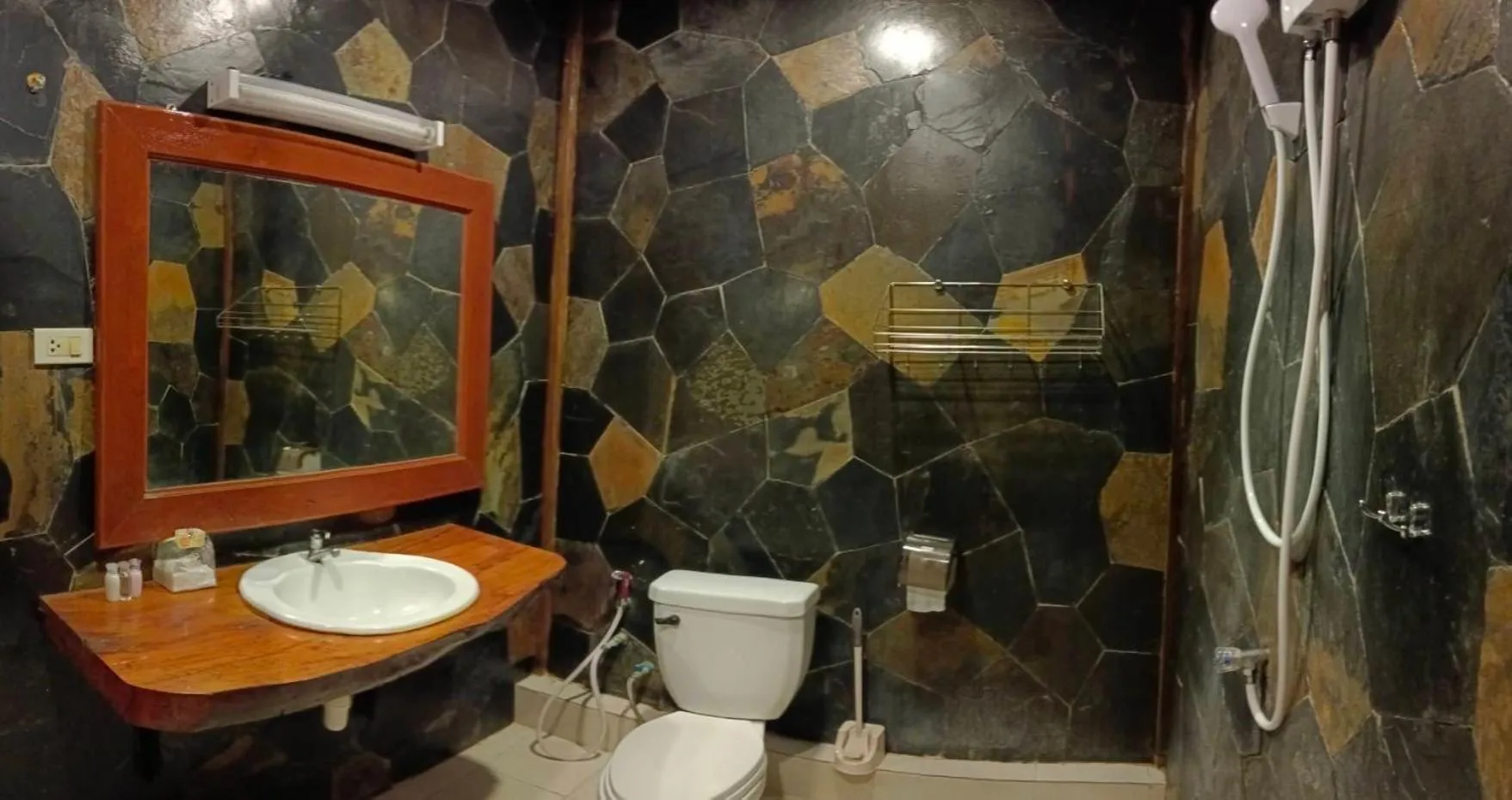 Ban Elephant Blanc Bungalow