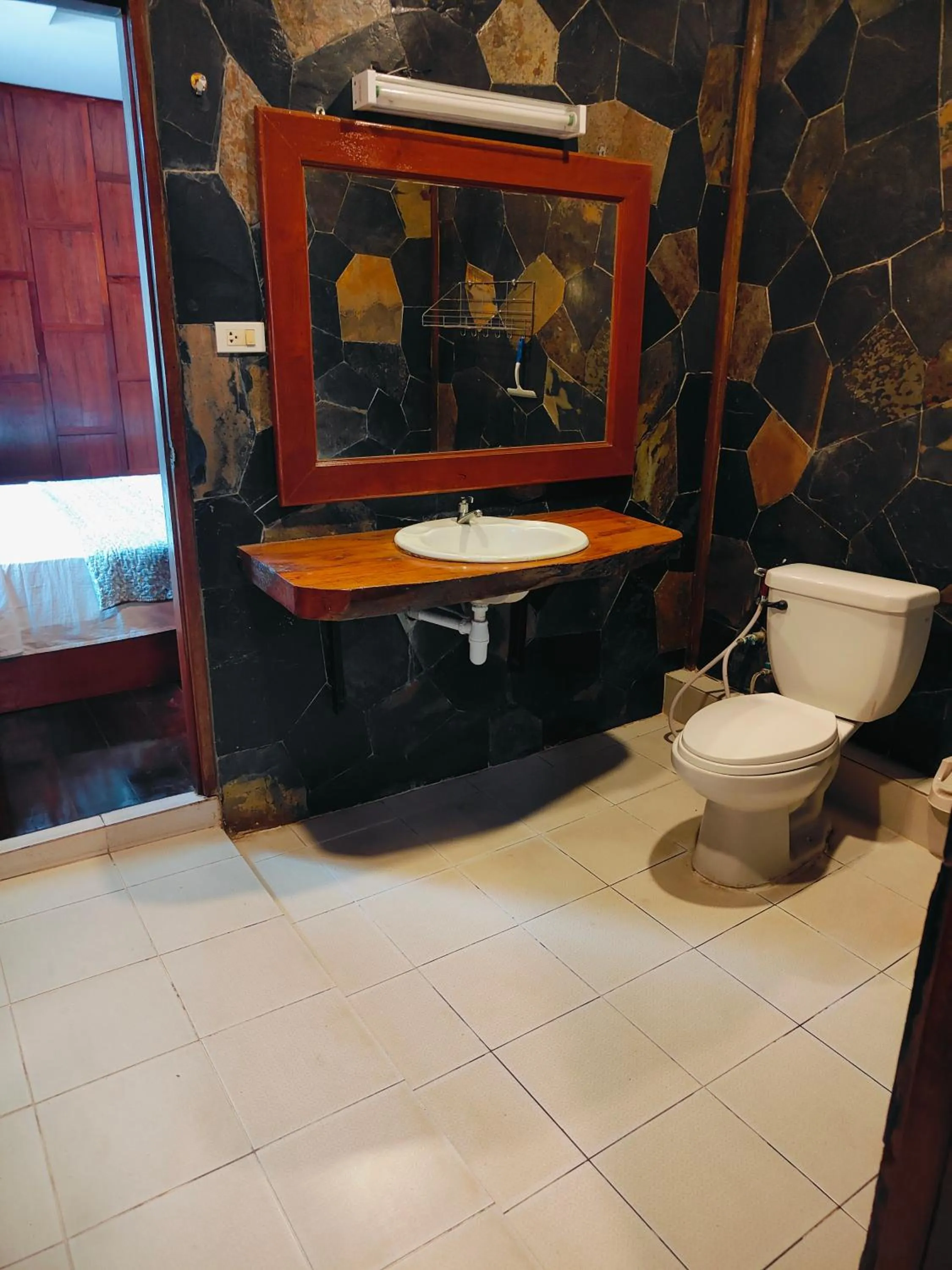 Ban Elephant Blanc Bungalow