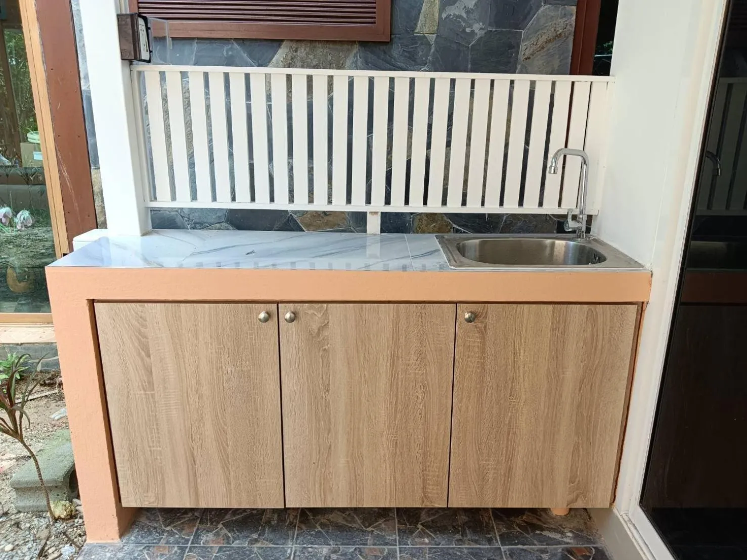 Ban Elephant Blanc Bungalow