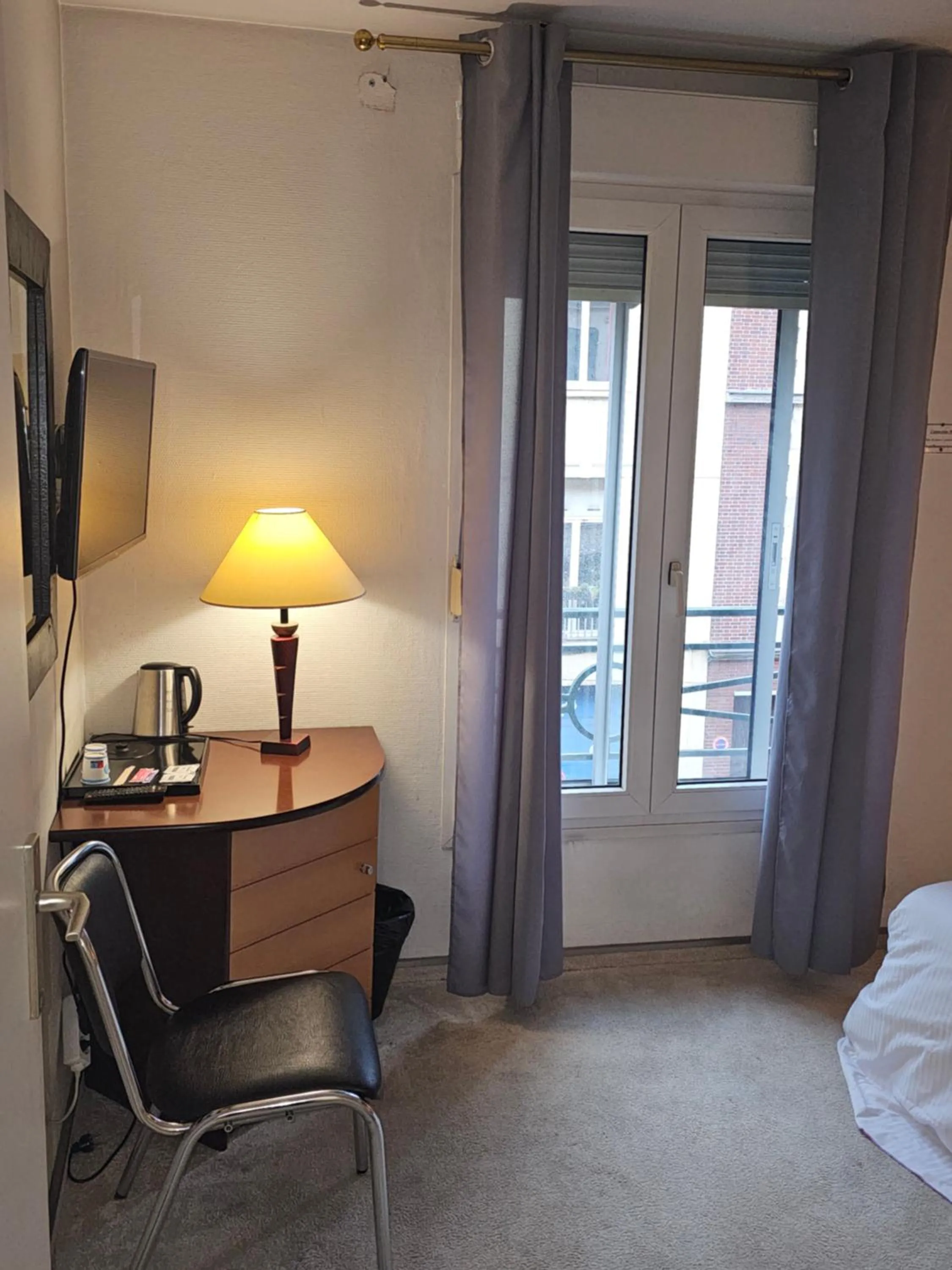 furniture, Bed in Hôtel 1er Consul Rouen