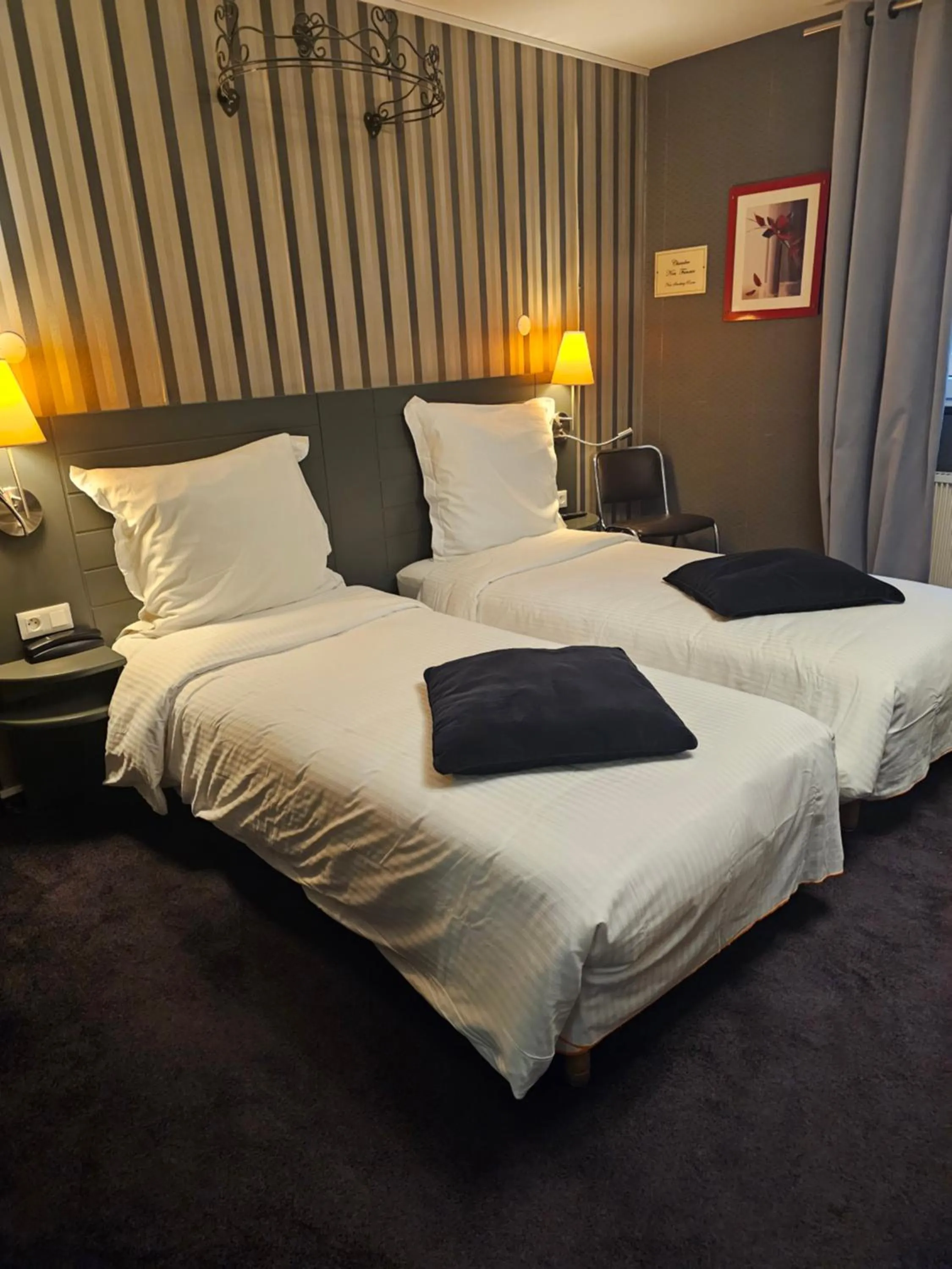 Bed in Hôtel 1er Consul Rouen