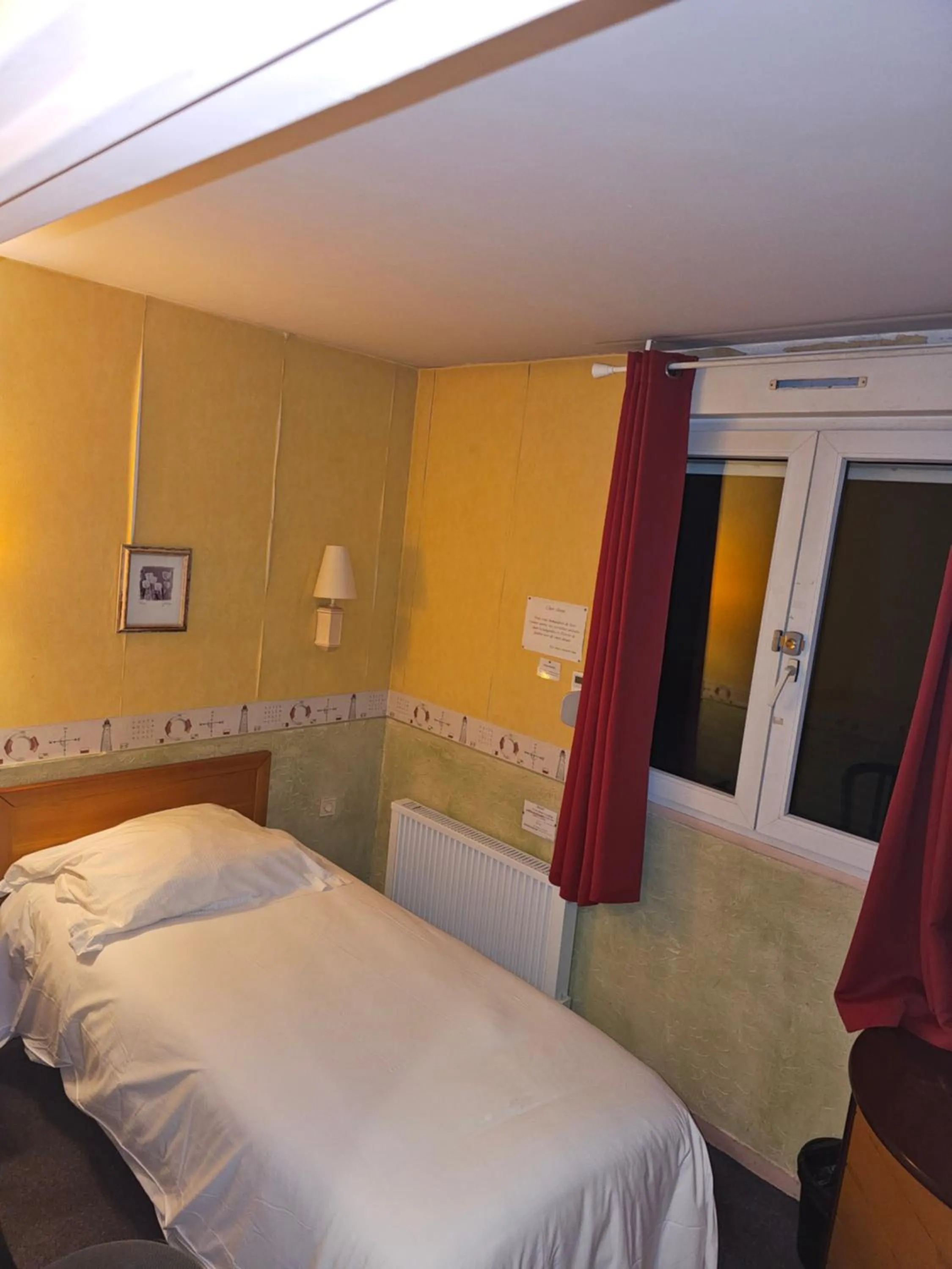 Bed in Hôtel 1er Consul Rouen