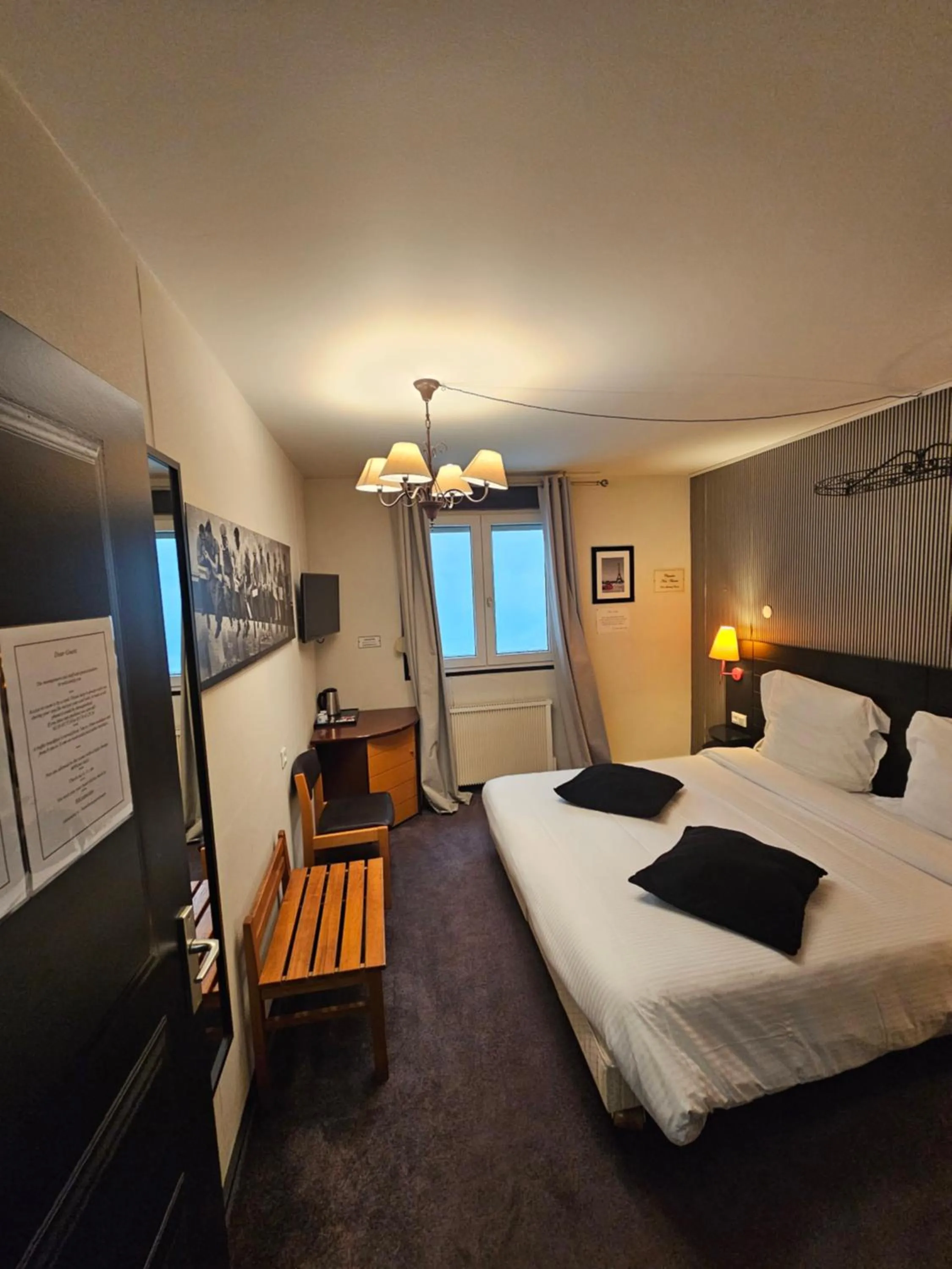 Bed in Hôtel 1er Consul Rouen