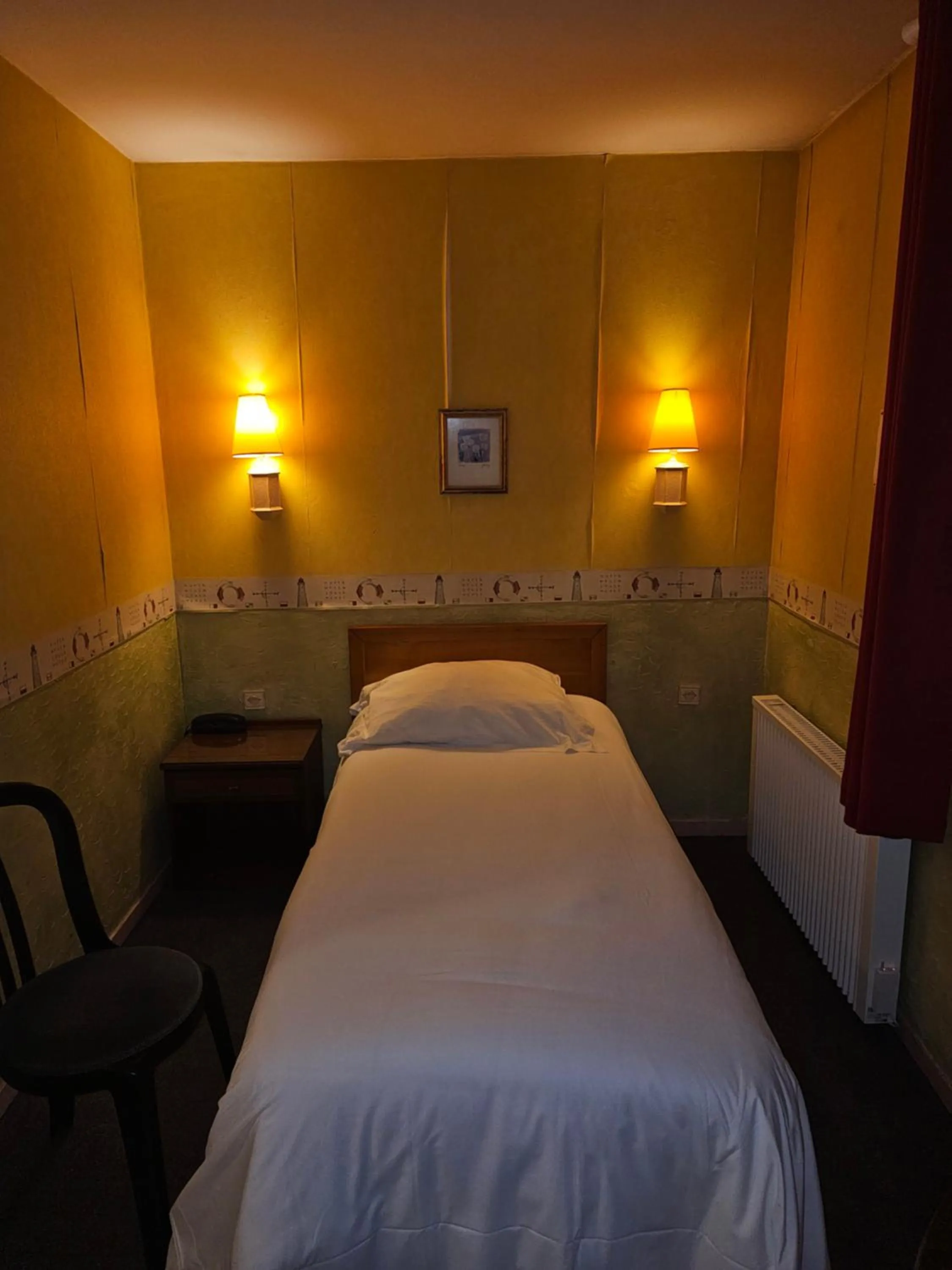 Bed in Hôtel 1er Consul Rouen