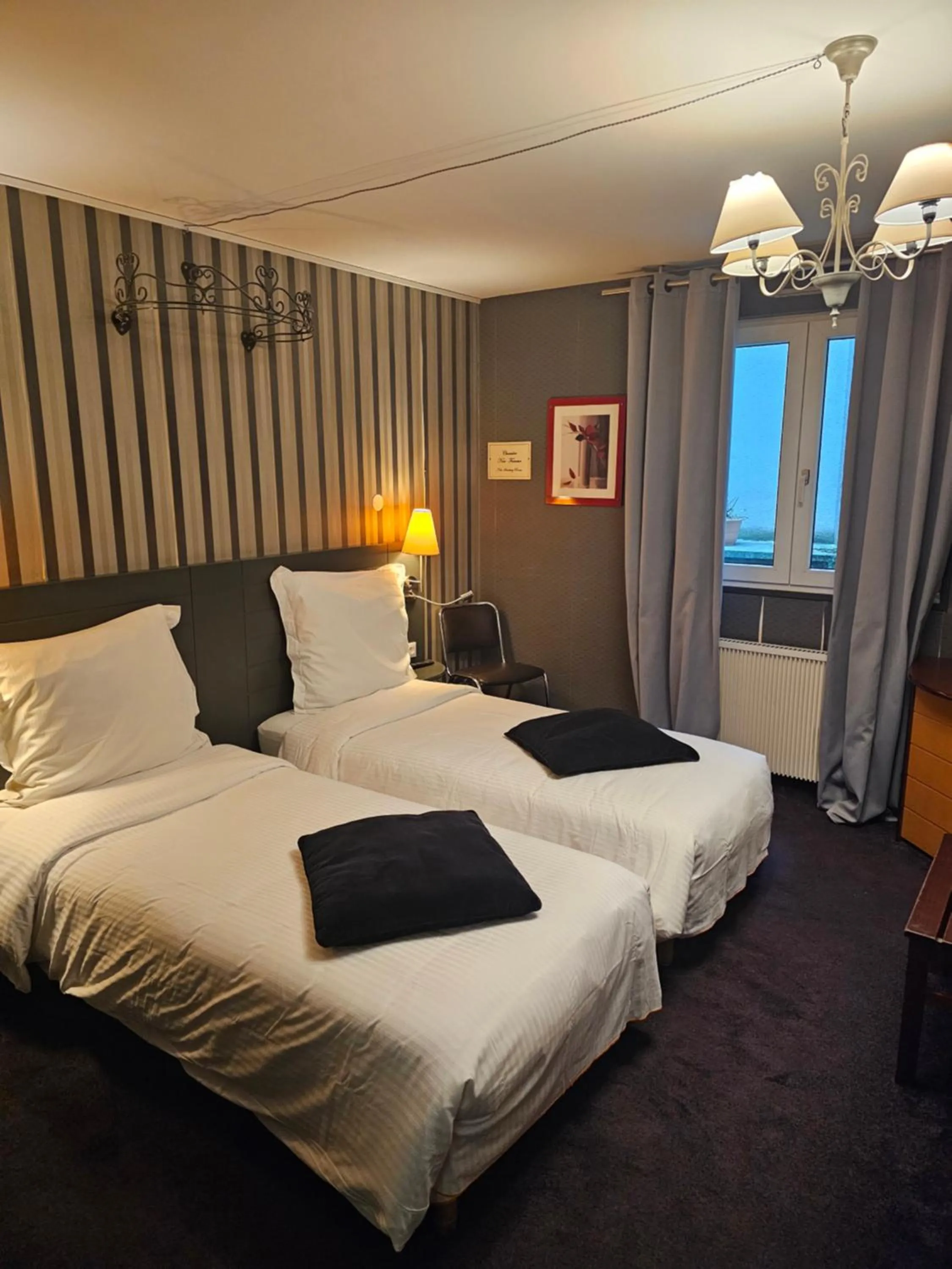 Bed in Hôtel 1er Consul Rouen