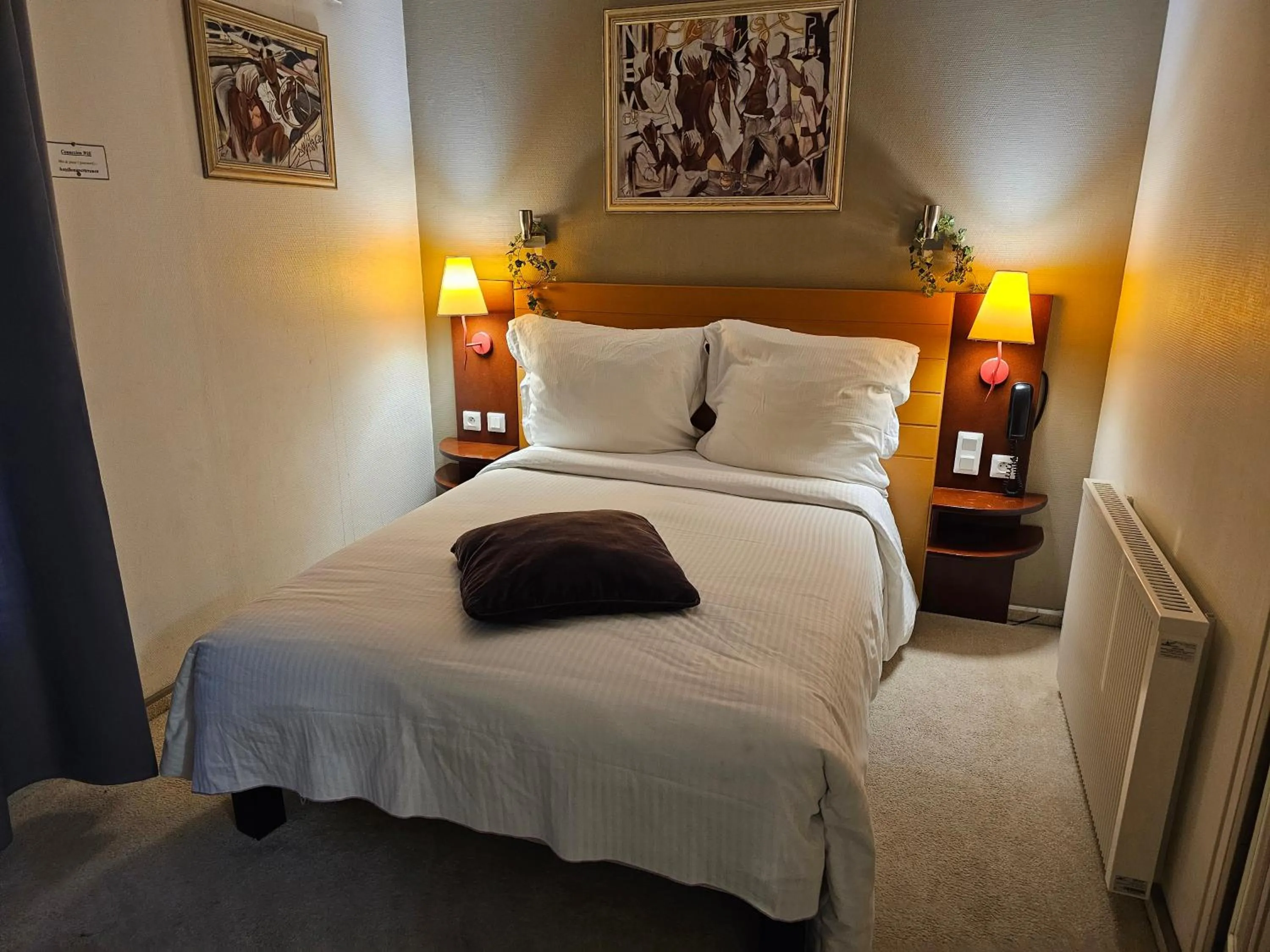 Bed in Hôtel 1er Consul Rouen