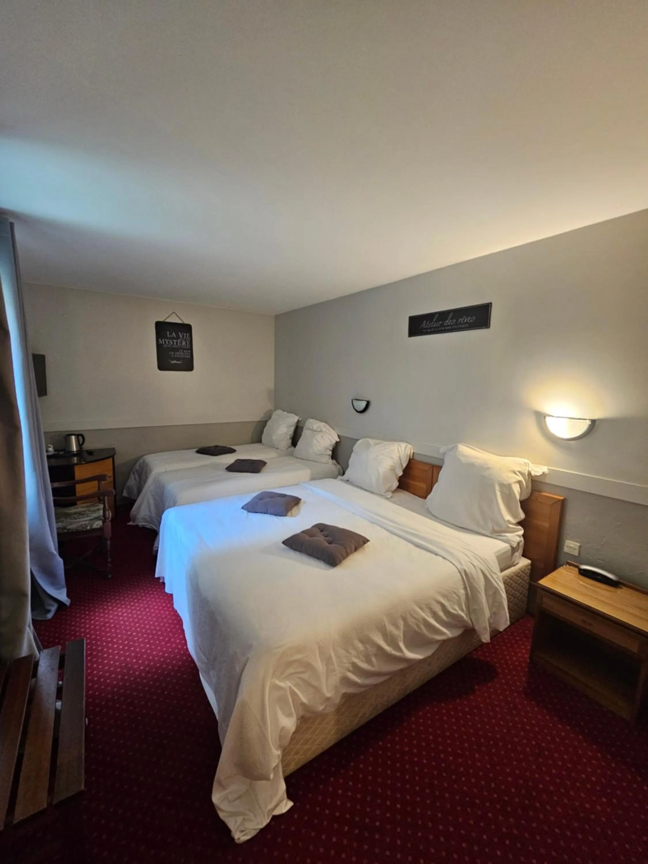 Bed in Hôtel 1er Consul Rouen