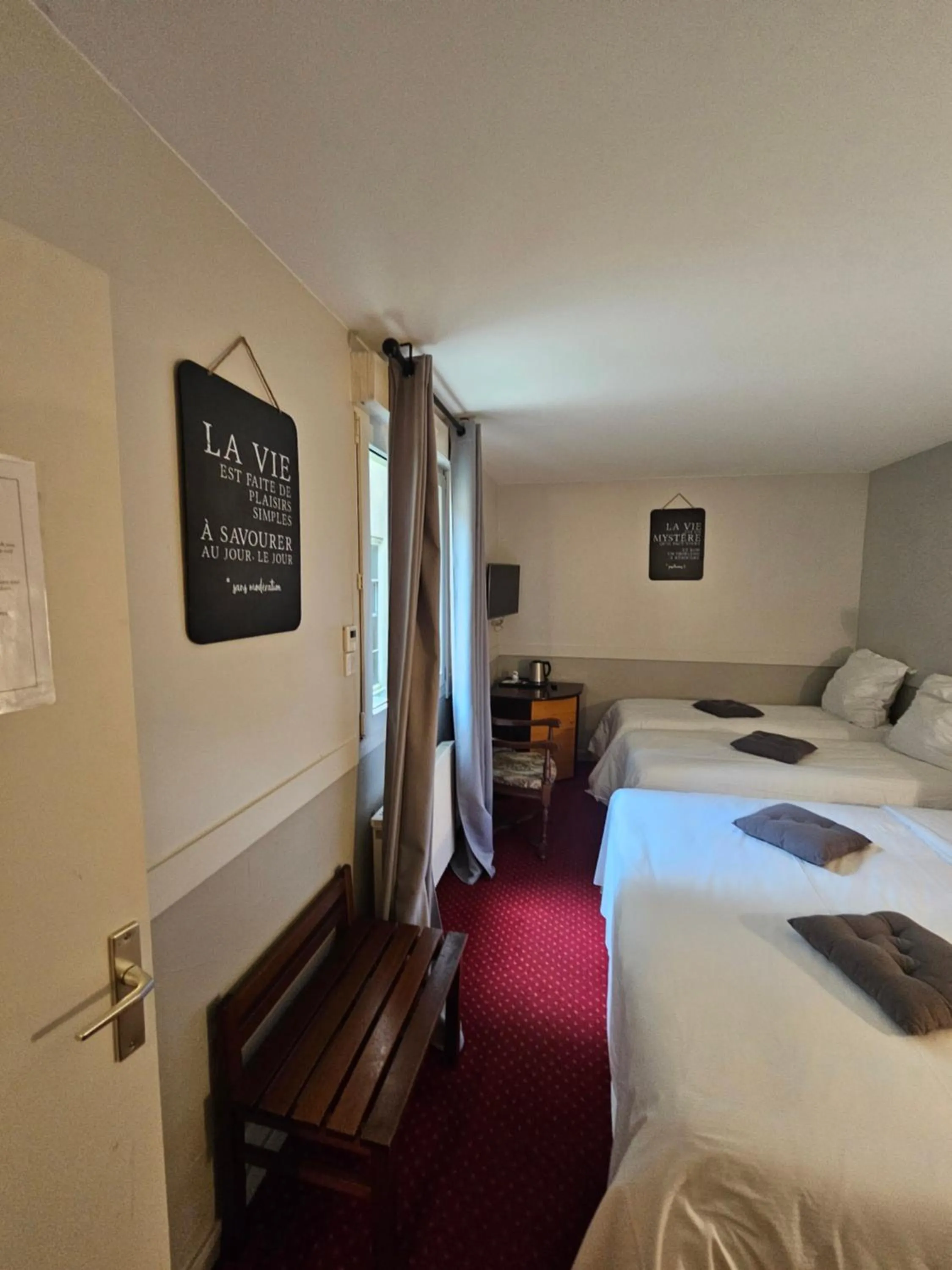 Bed in Hôtel 1er Consul Rouen