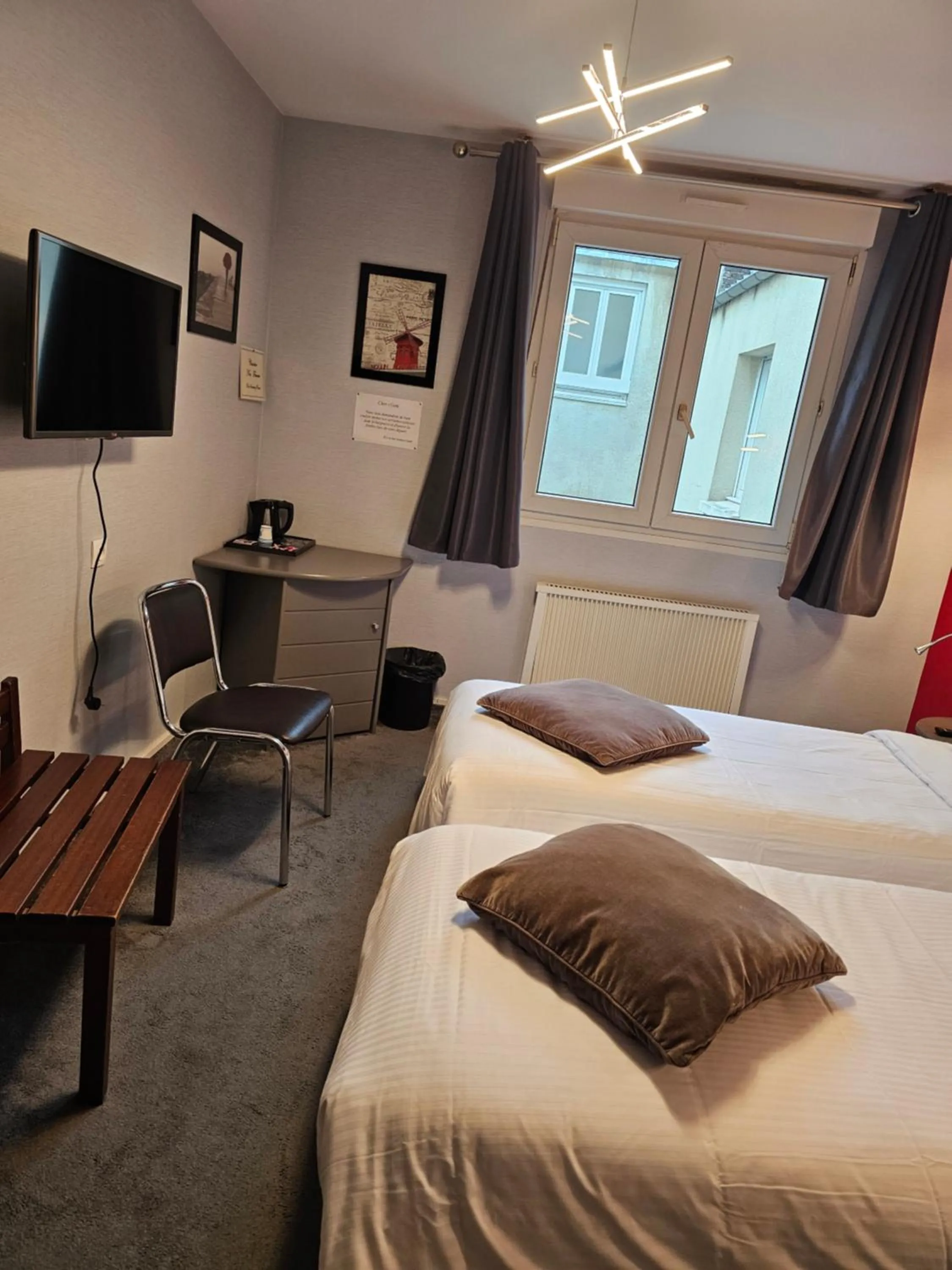 Bed in Hôtel 1er Consul Rouen