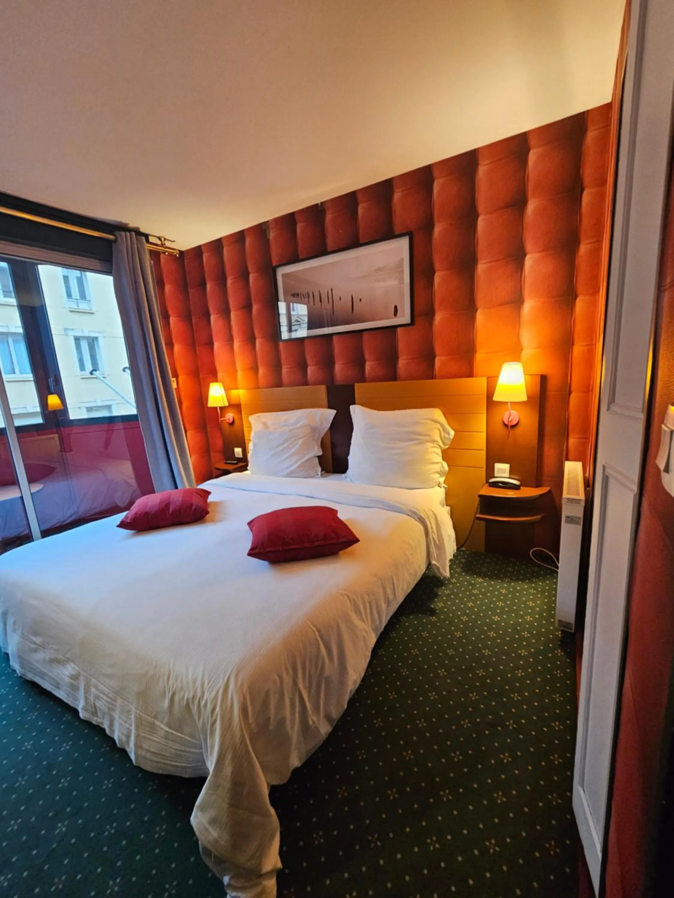 Bed in Hôtel 1er Consul Rouen