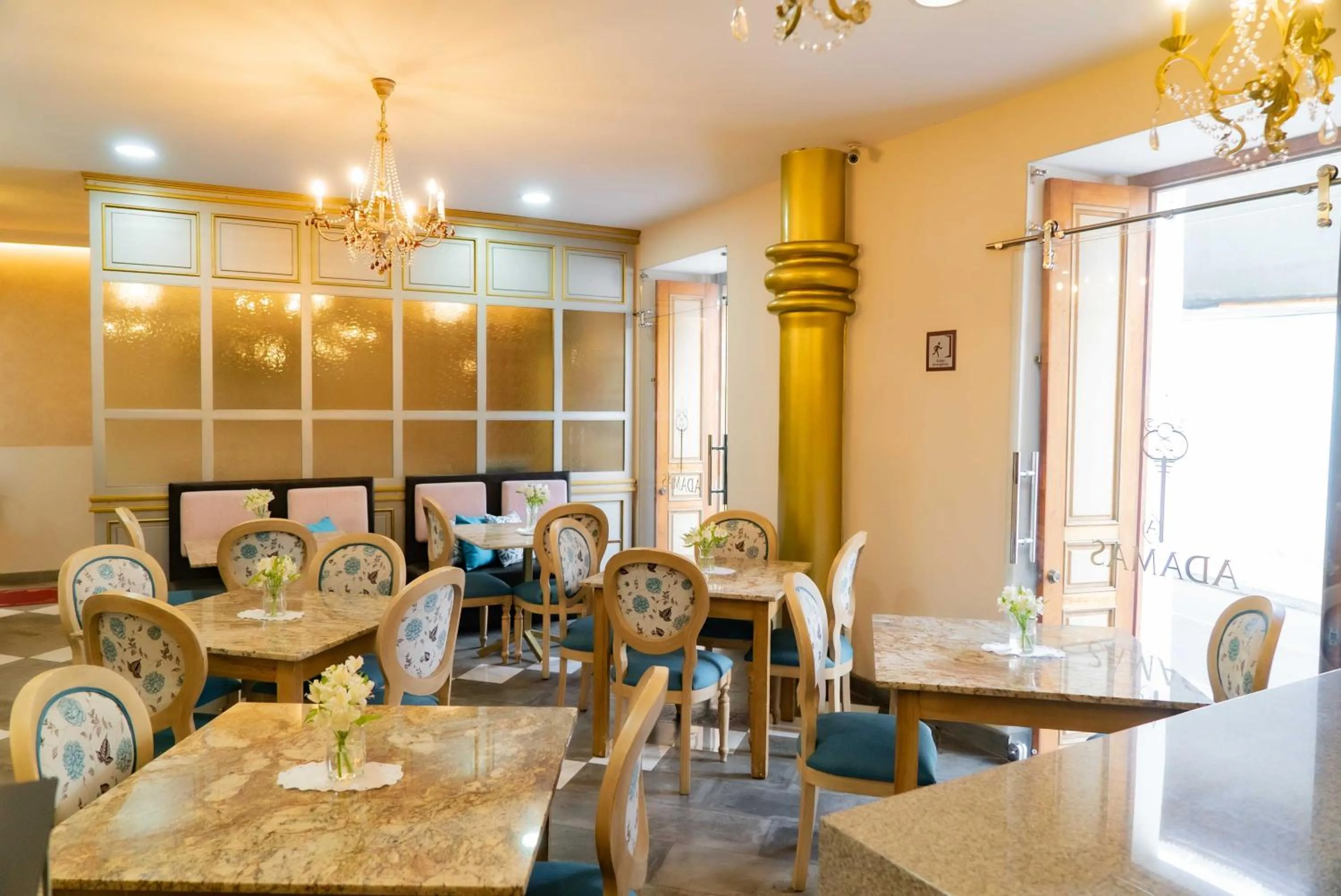 Restaurant/places to eat in Adamas House Hotel Boutique