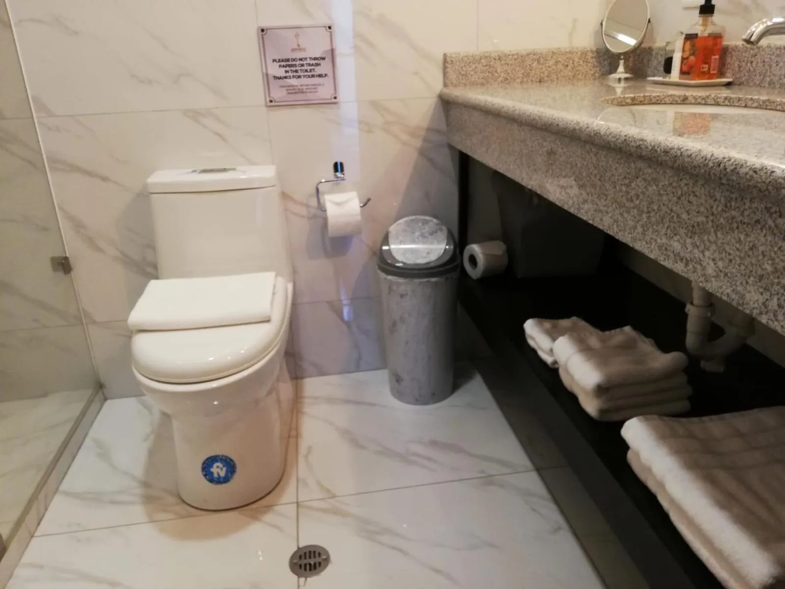 Toilet in Adamas House Hotel Boutique