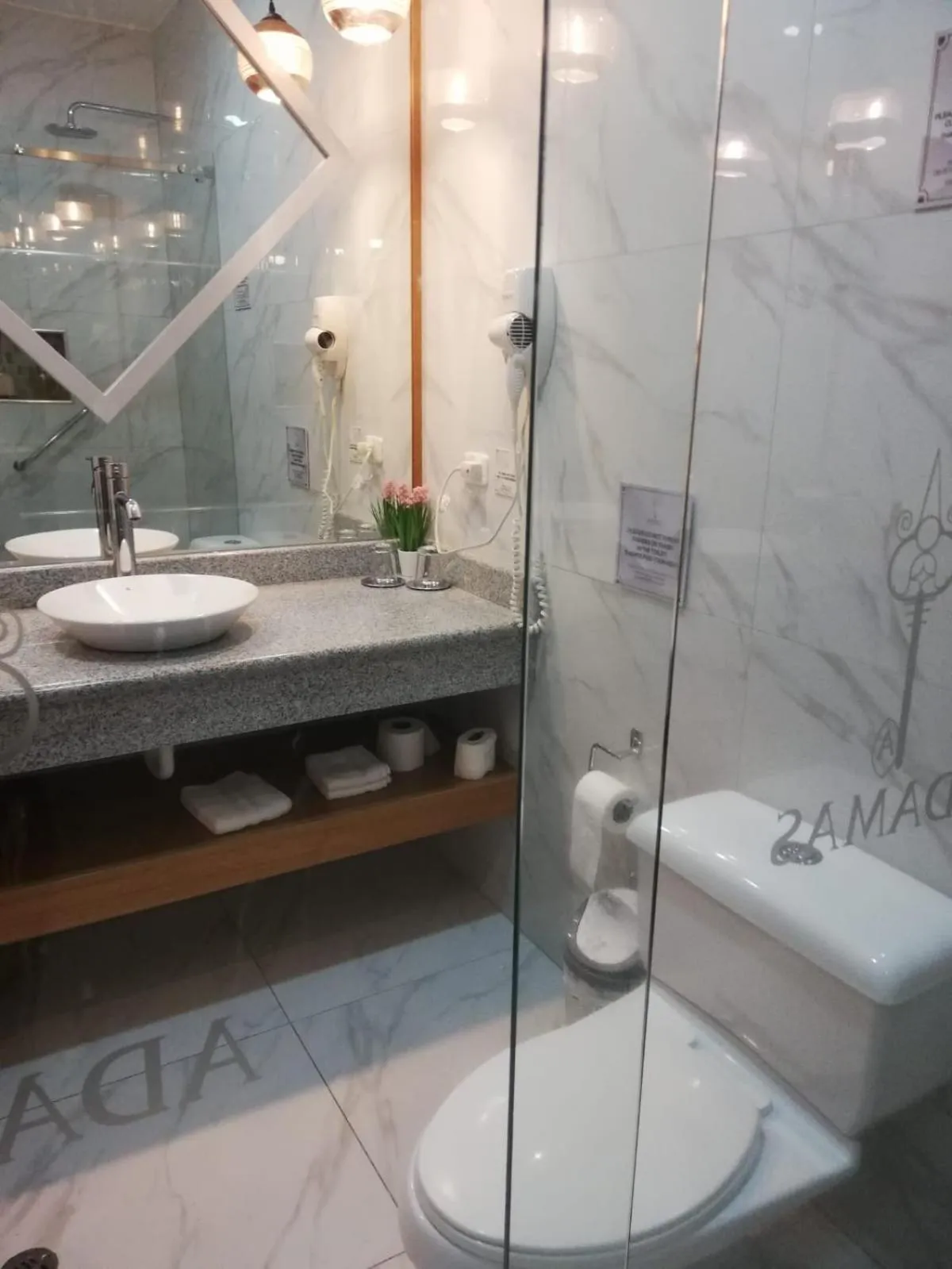 Shower in Adamas House Hotel Boutique