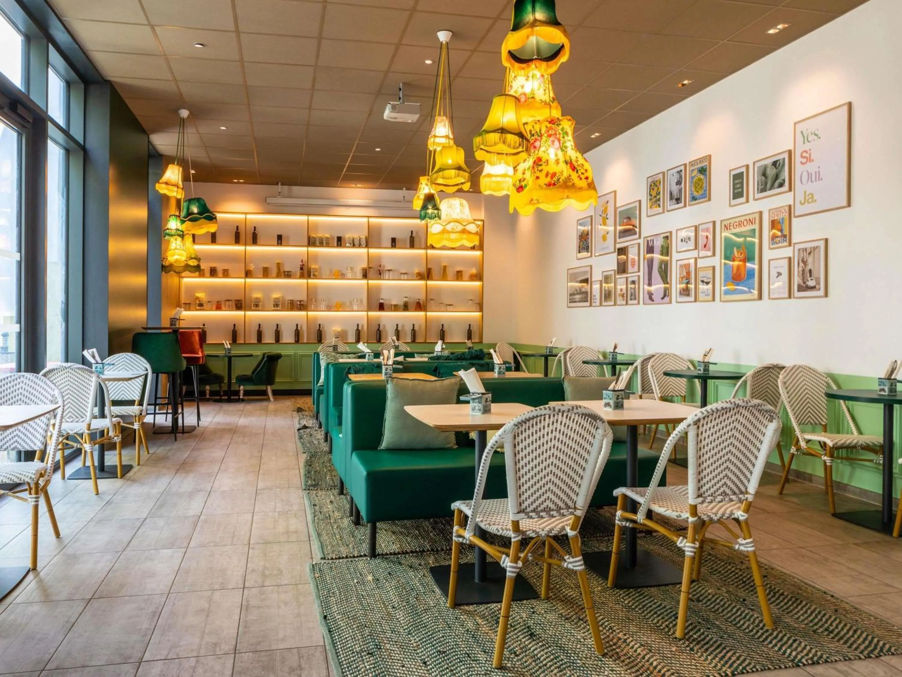 Restaurant/places to eat in ibis Paris Coeur d'Orly Airport