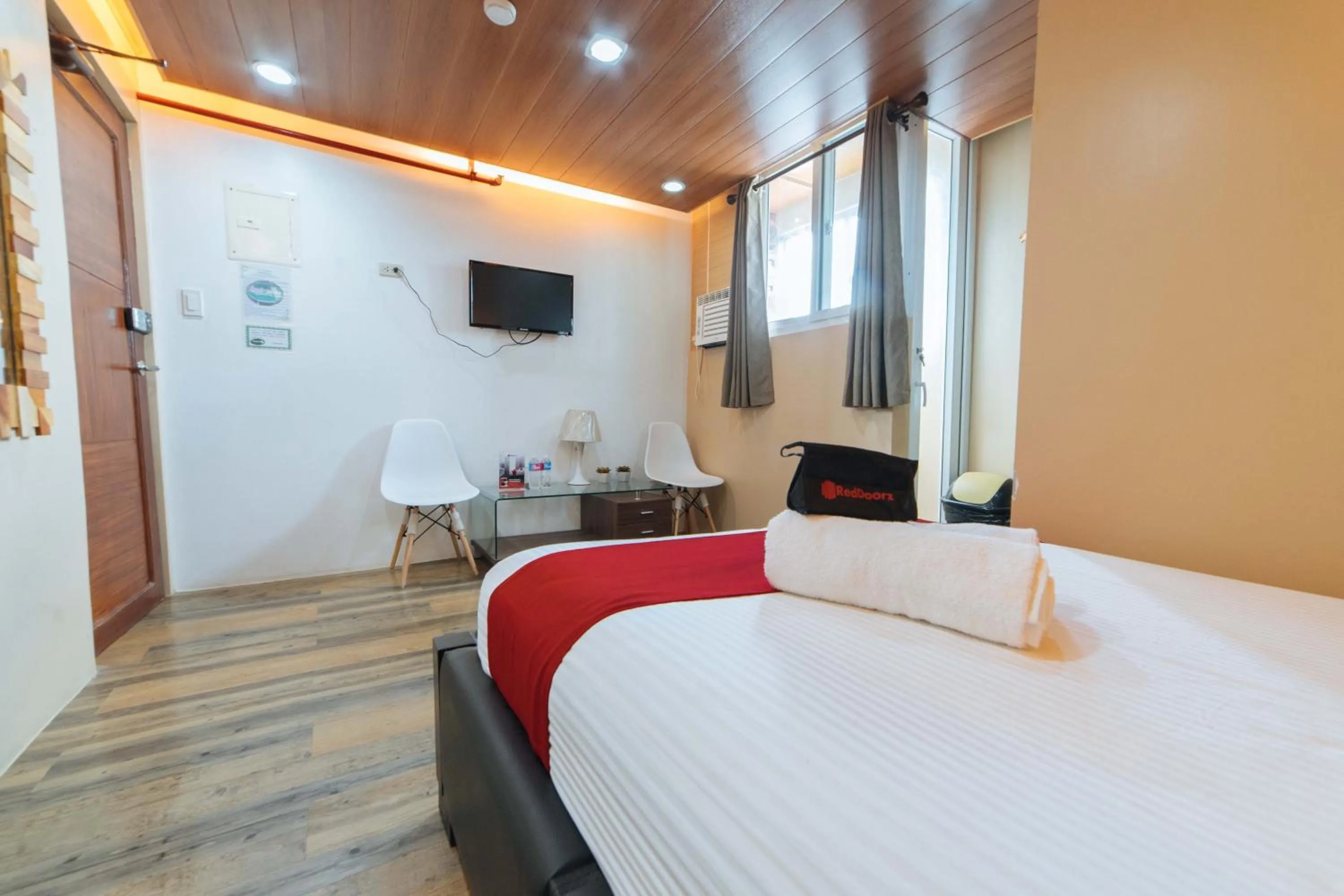 Photo of the whole room in RedDoorz@Lawaan Roxas City