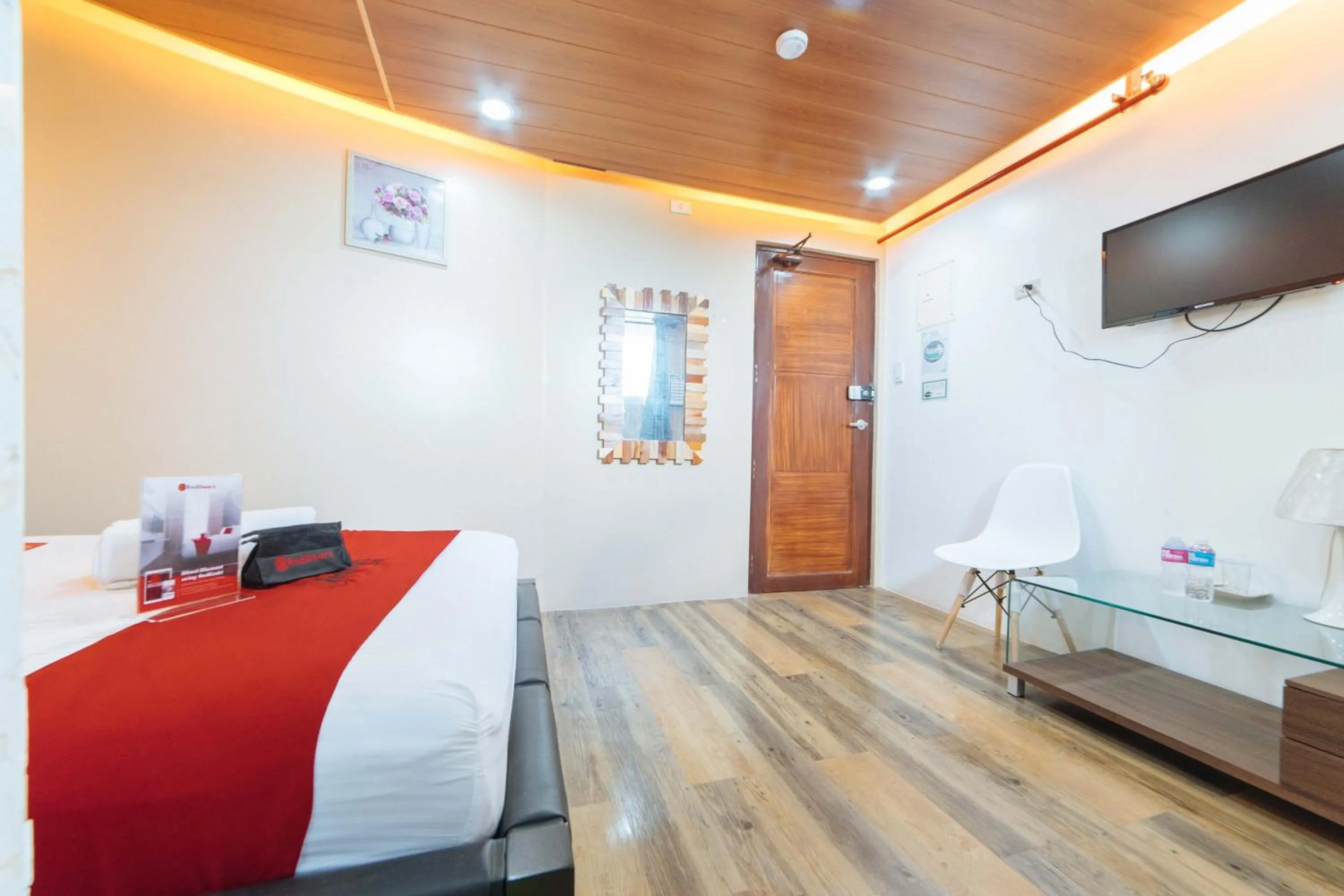 Photo of the whole room in RedDoorz@Lawaan Roxas City