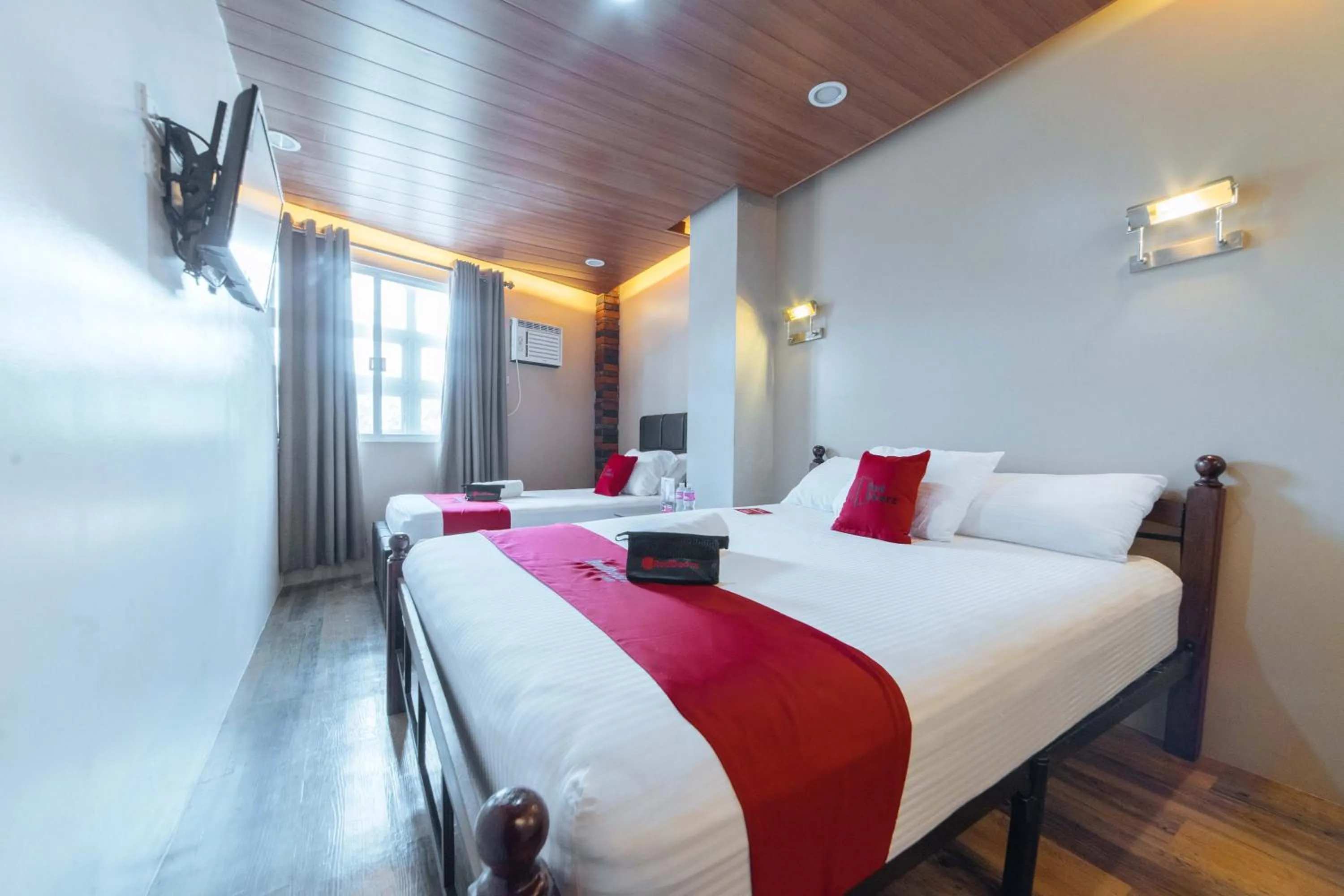 Photo of the whole room in RedDoorz@Lawaan Roxas City