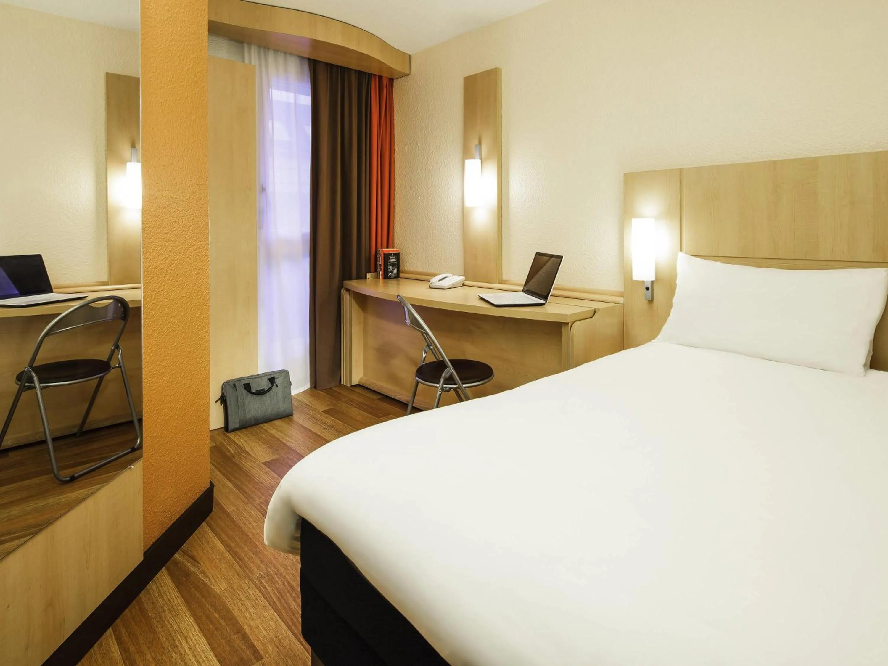 Bedroom, Bed in ibis Versailles Château