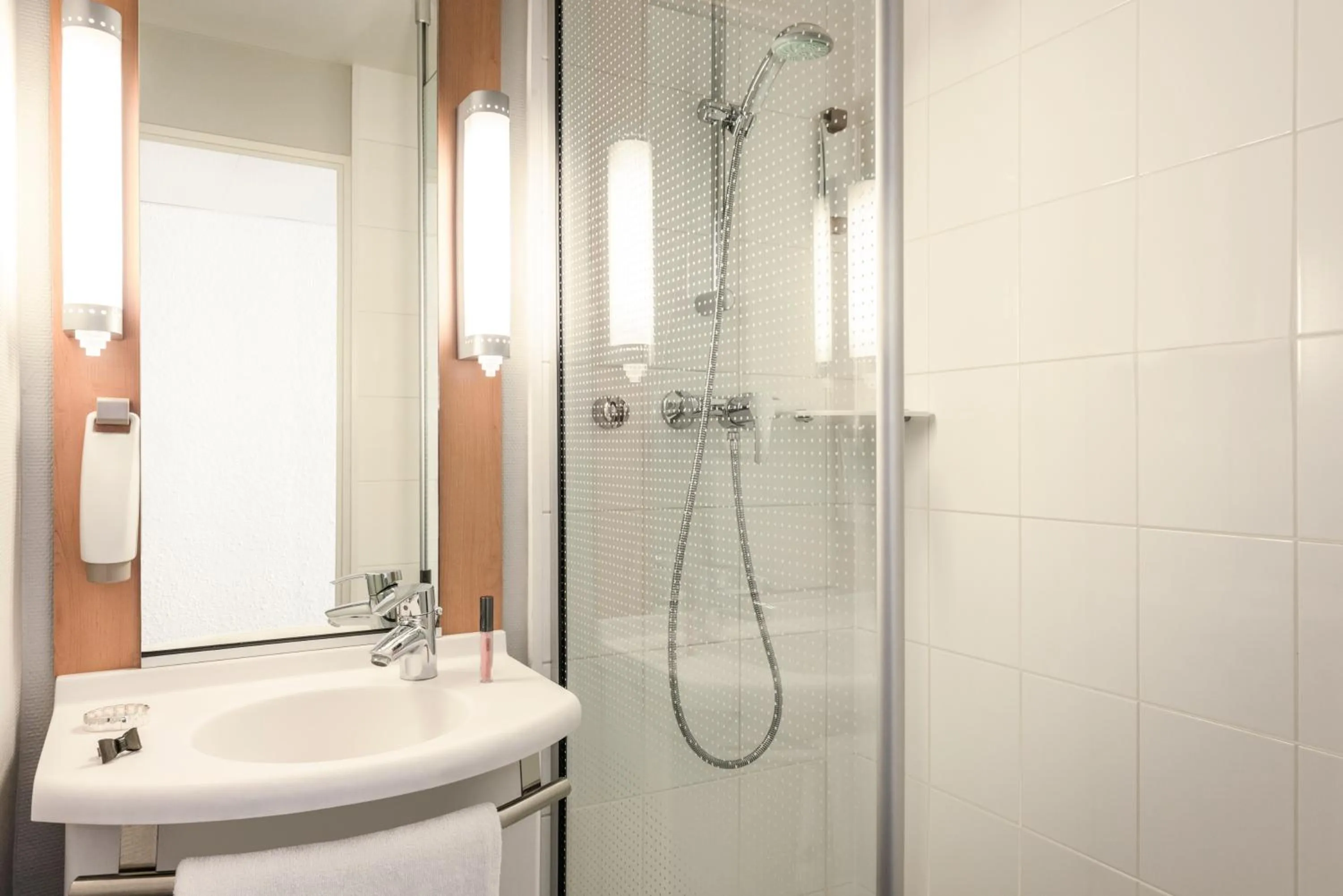 Shower in ibis Versailles Château