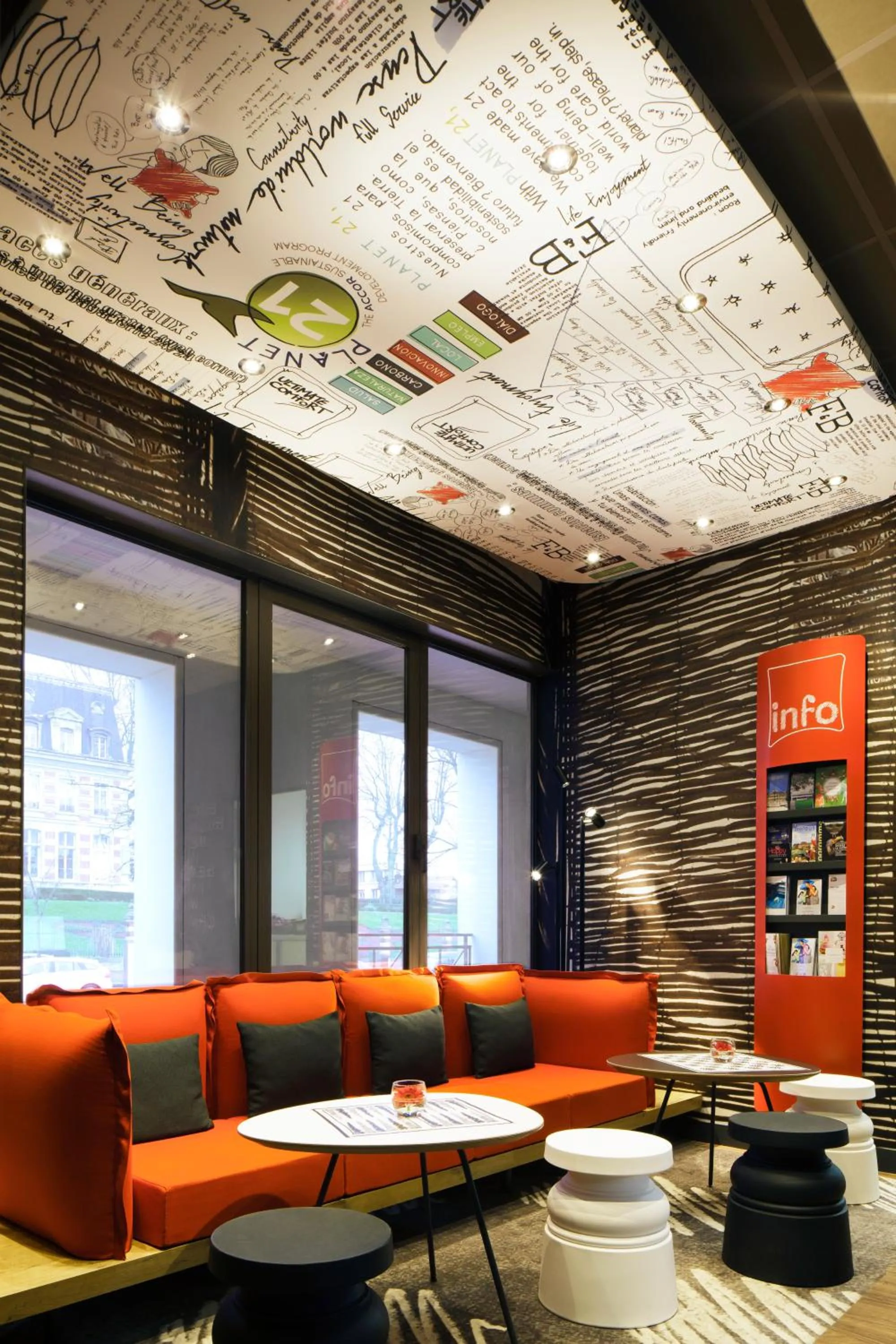 Lobby or reception in ibis Versailles Château