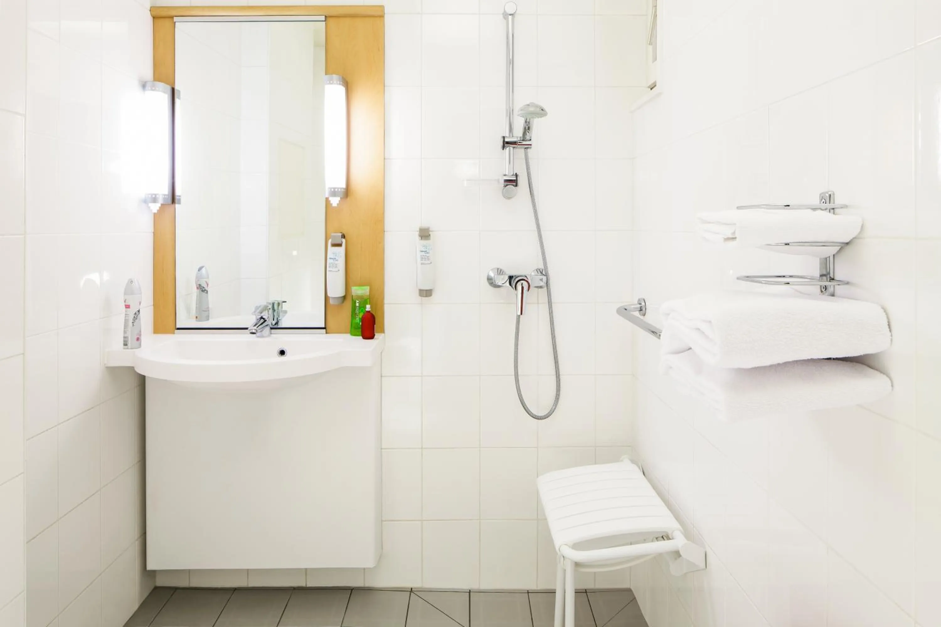 Shower in ibis Versailles Château