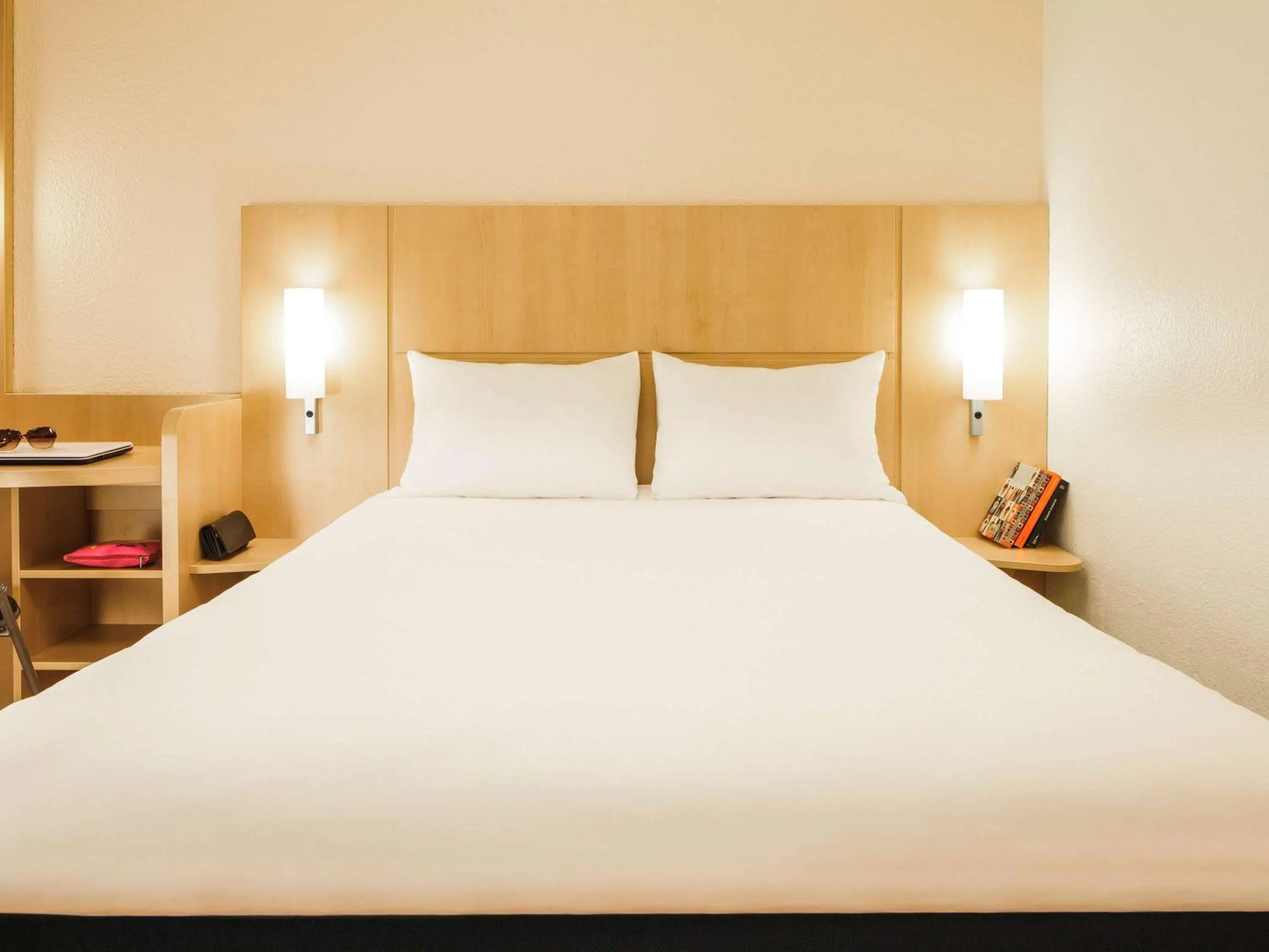 Photo of the whole room, Bed in ibis Versailles Château