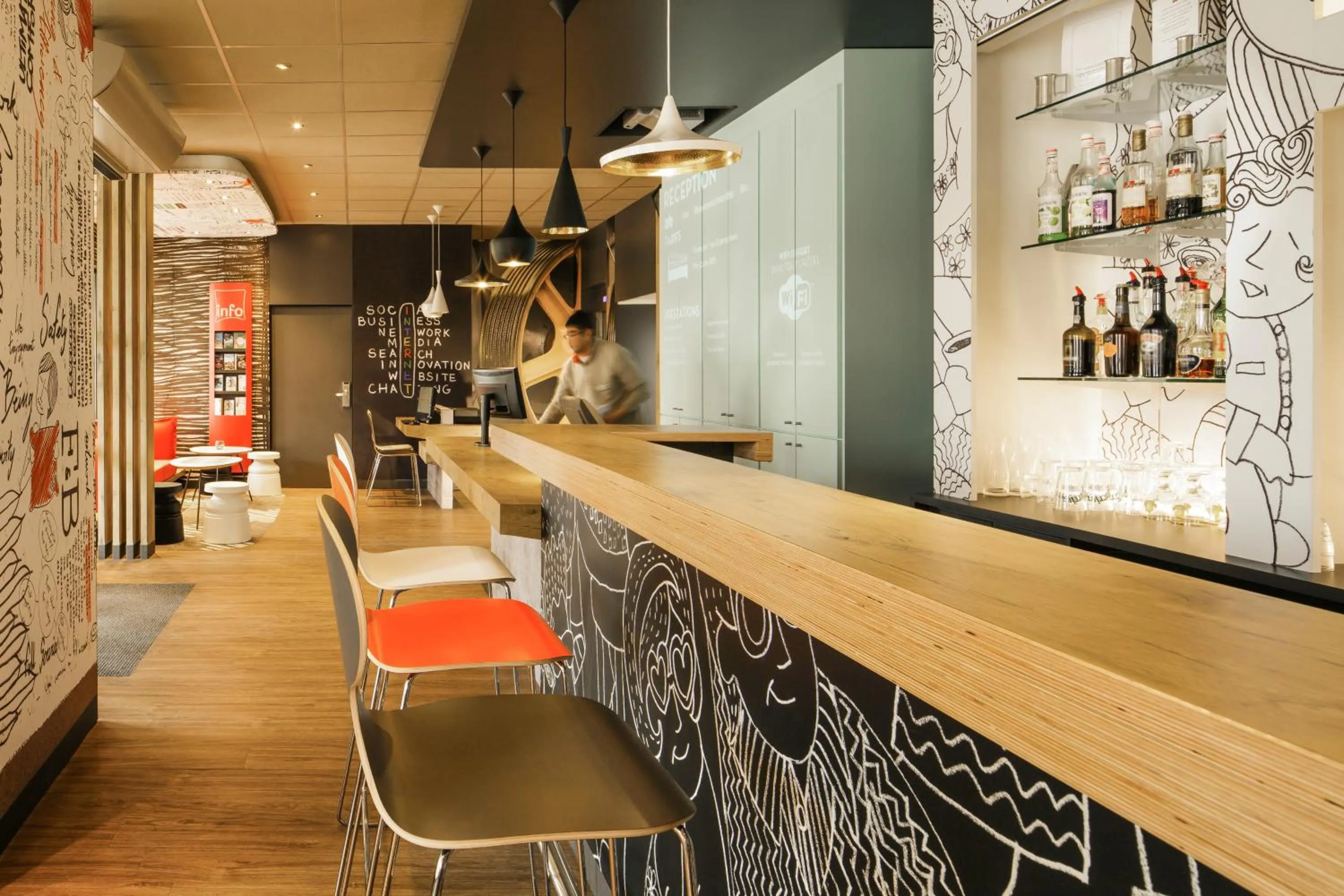 Restaurant/places to eat in ibis Versailles Château