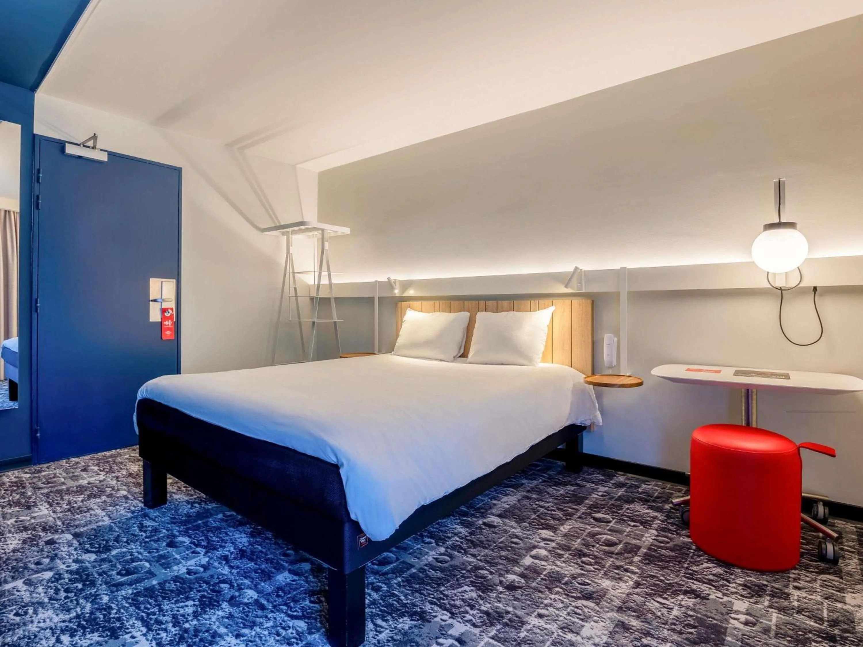 Bedroom, Bed in ibis La Rochelle Centre Historique