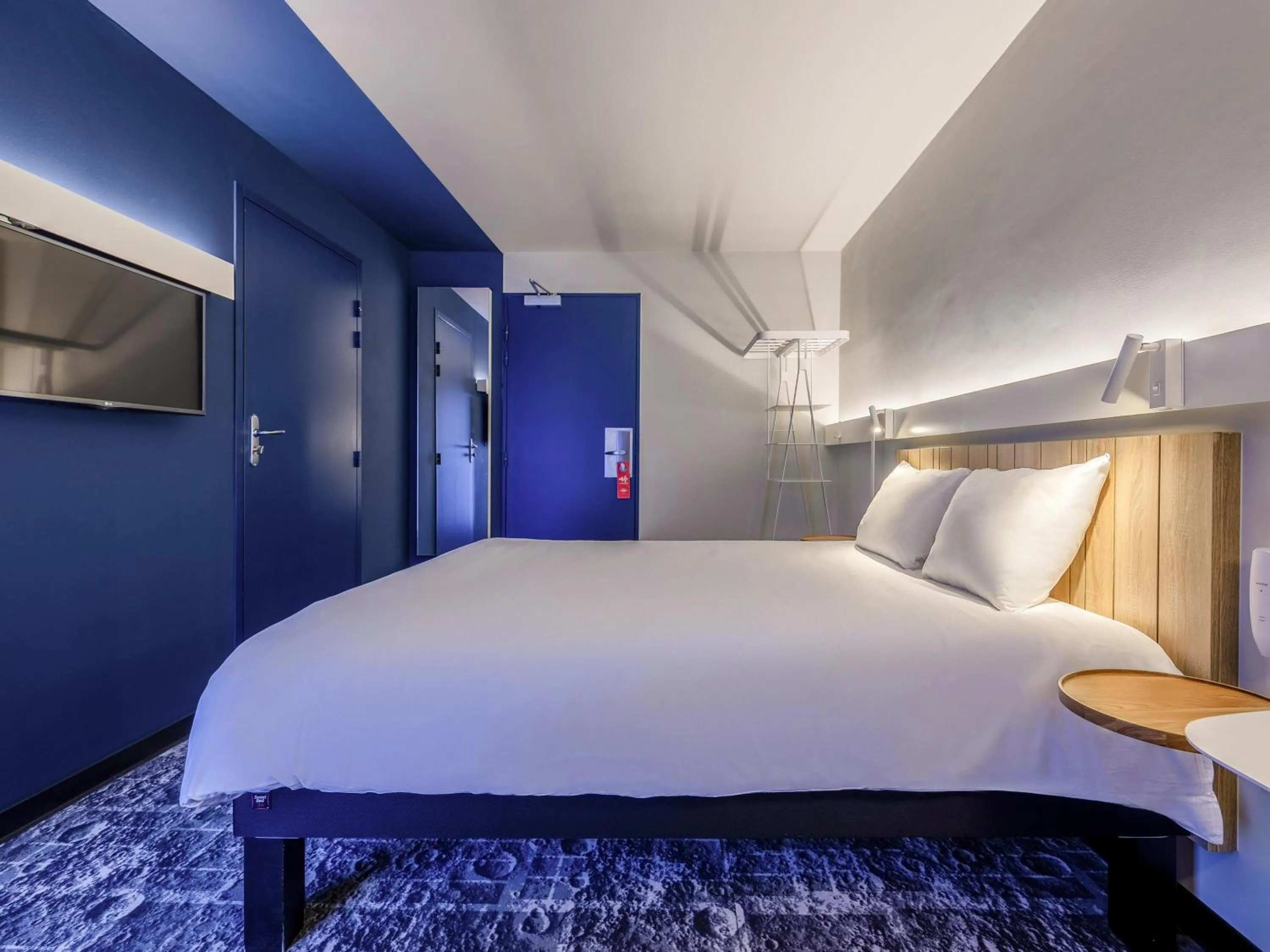 Bedroom, Bed in ibis La Rochelle Centre Historique