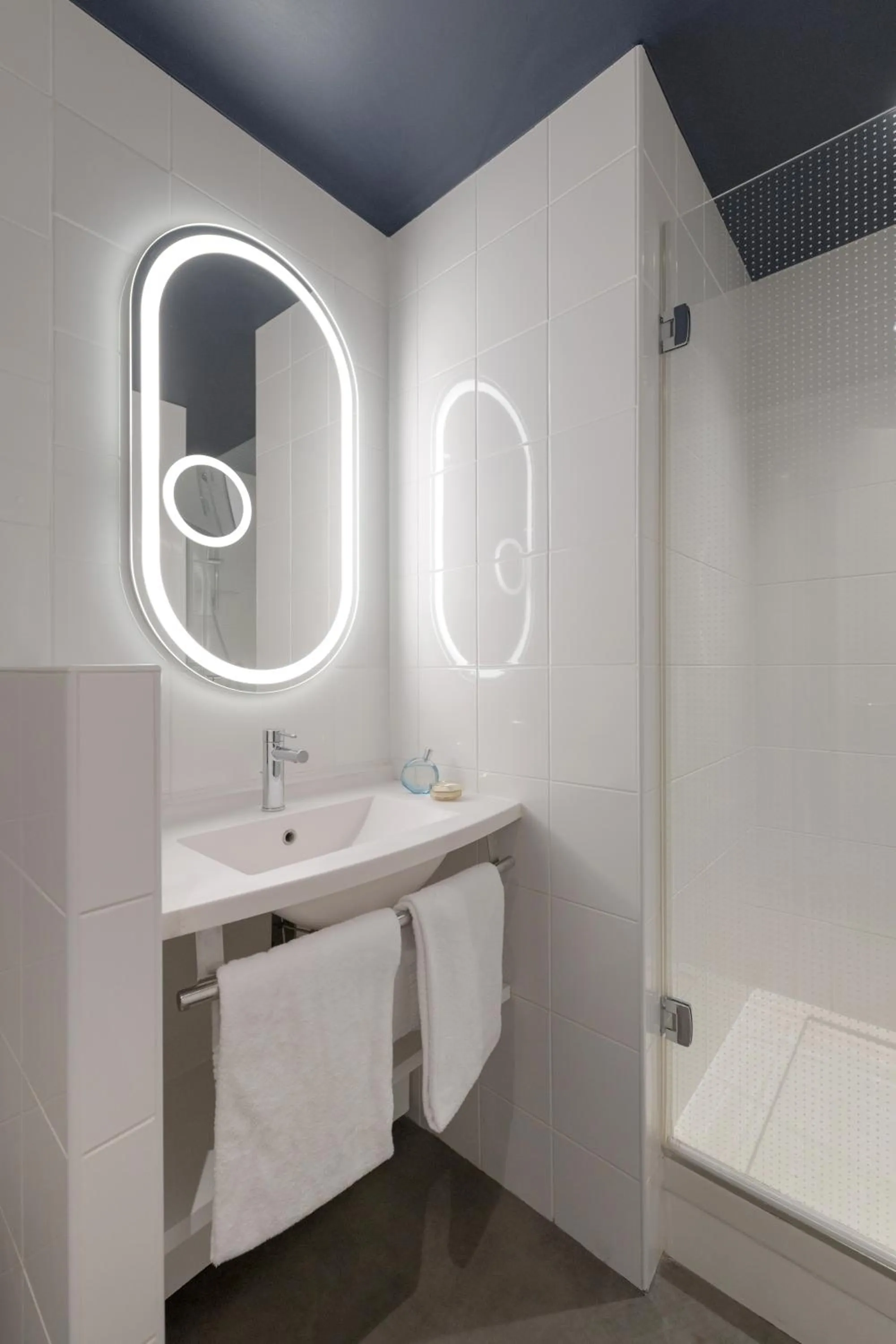 Shower in ibis Rueil-Malmaison Centre