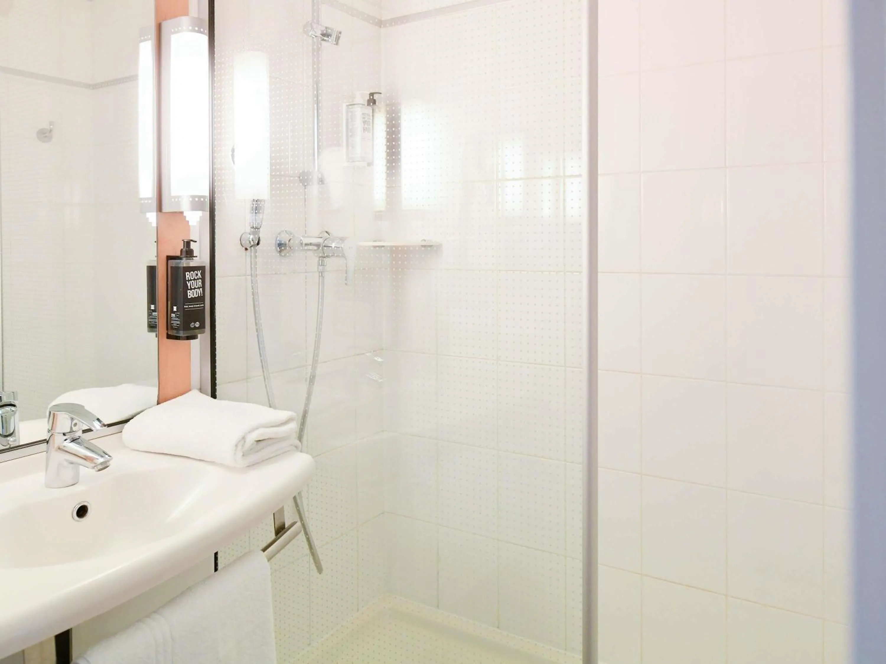 Bedroom in ibis Rueil-Malmaison Centre