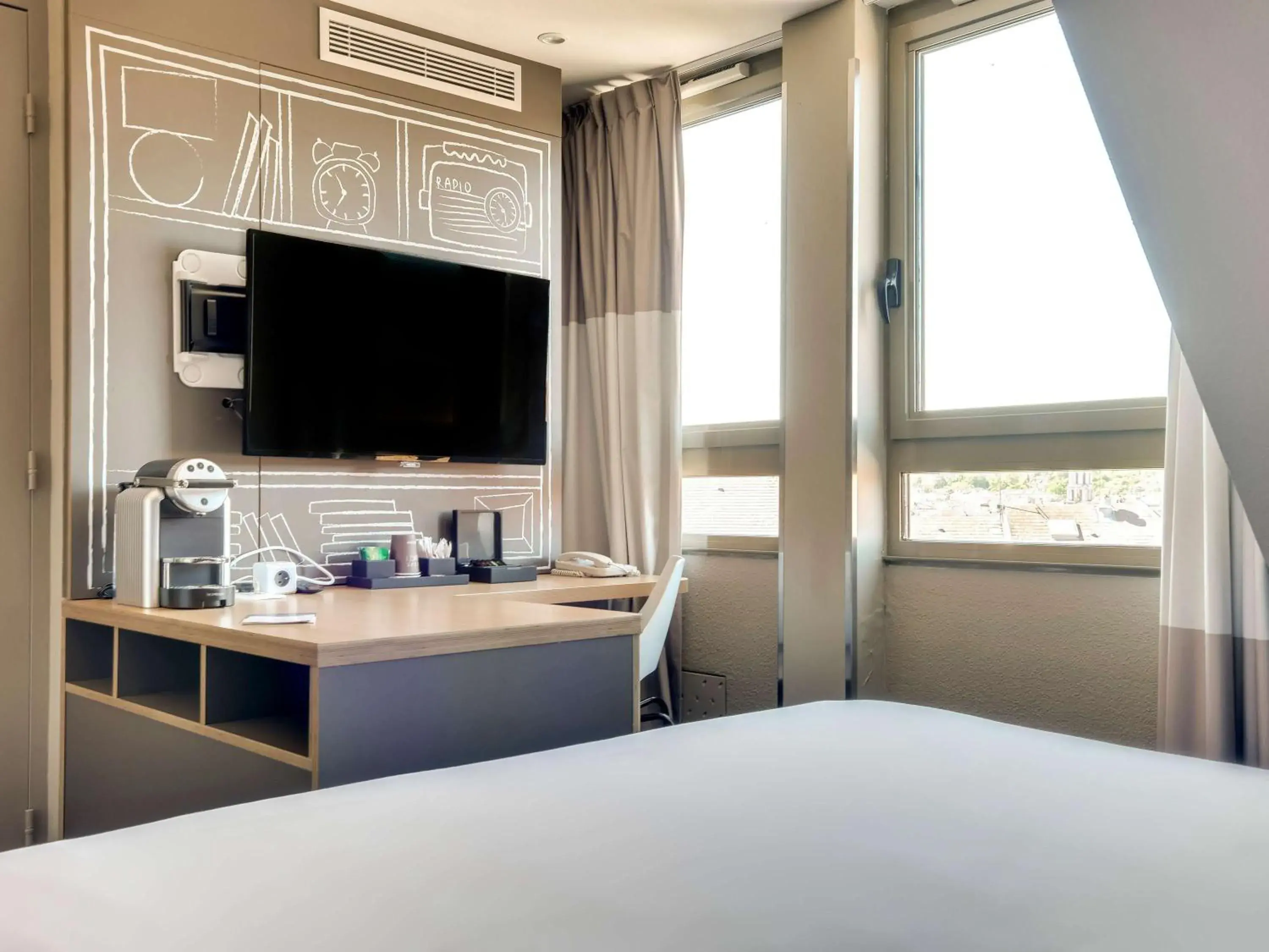 Comfort Room with Double Bed and Single Sofa Bed in ibis Paris Rueil Malmaison Comfort Room with Double Bed and Single Sofa Bed in ibis Paris Rueil Malmaison